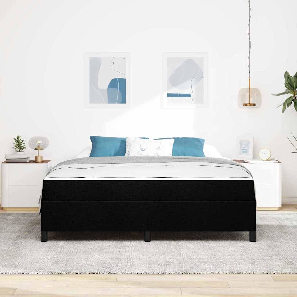 Modernes Schlafzimmer mit einem schwarzen gepolsterten Bett, das zwischen übereinstimmenden Nachttischen zentriert ist, abstrakter Wandkunst und minimalistischer weißer Dekoration.