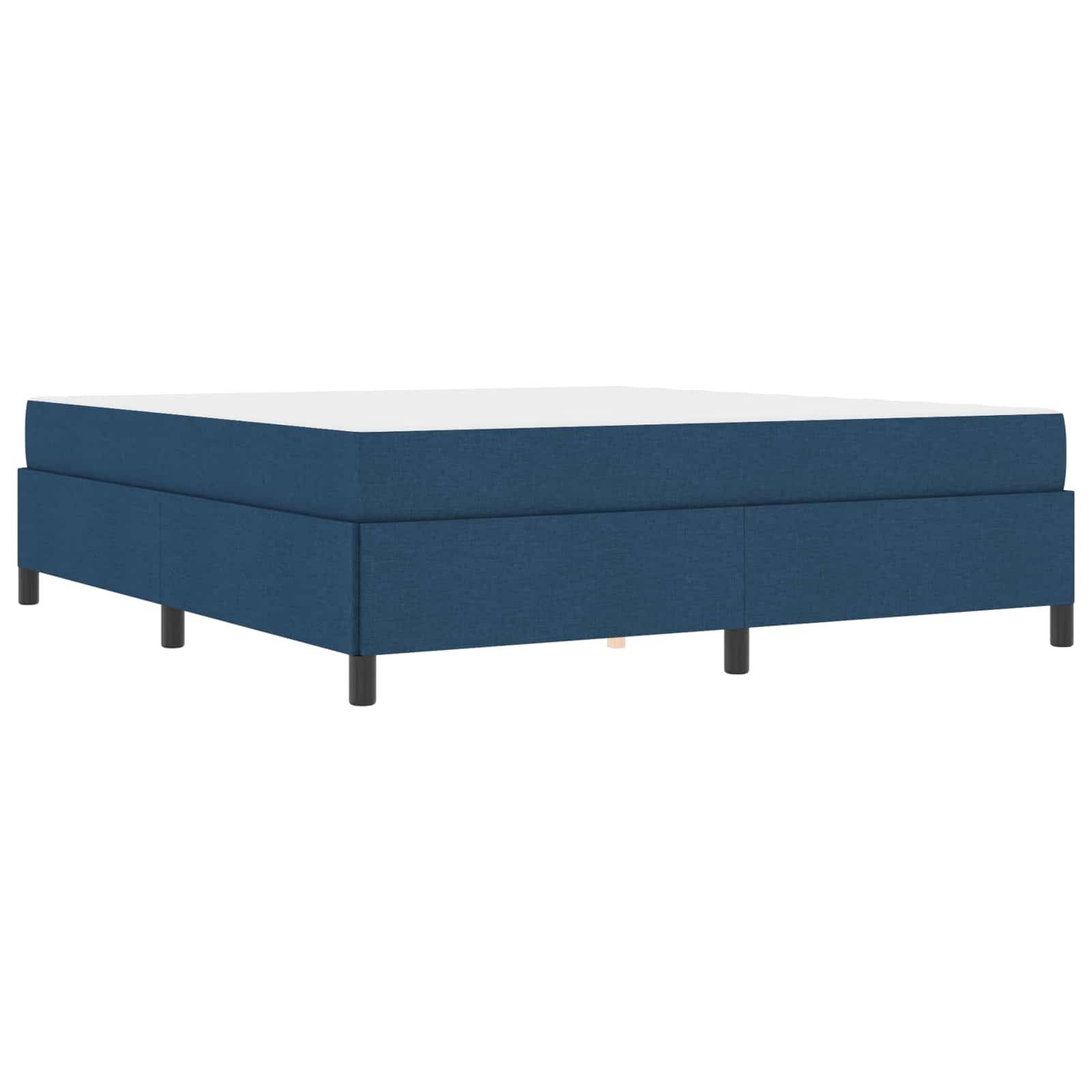 Ein blau gepolsterter Bettrahmen mit kurzen schwarzen Beinen in einem schlichten, modernen Design. Die Matratze ist in diesem Bild nicht enthalten.