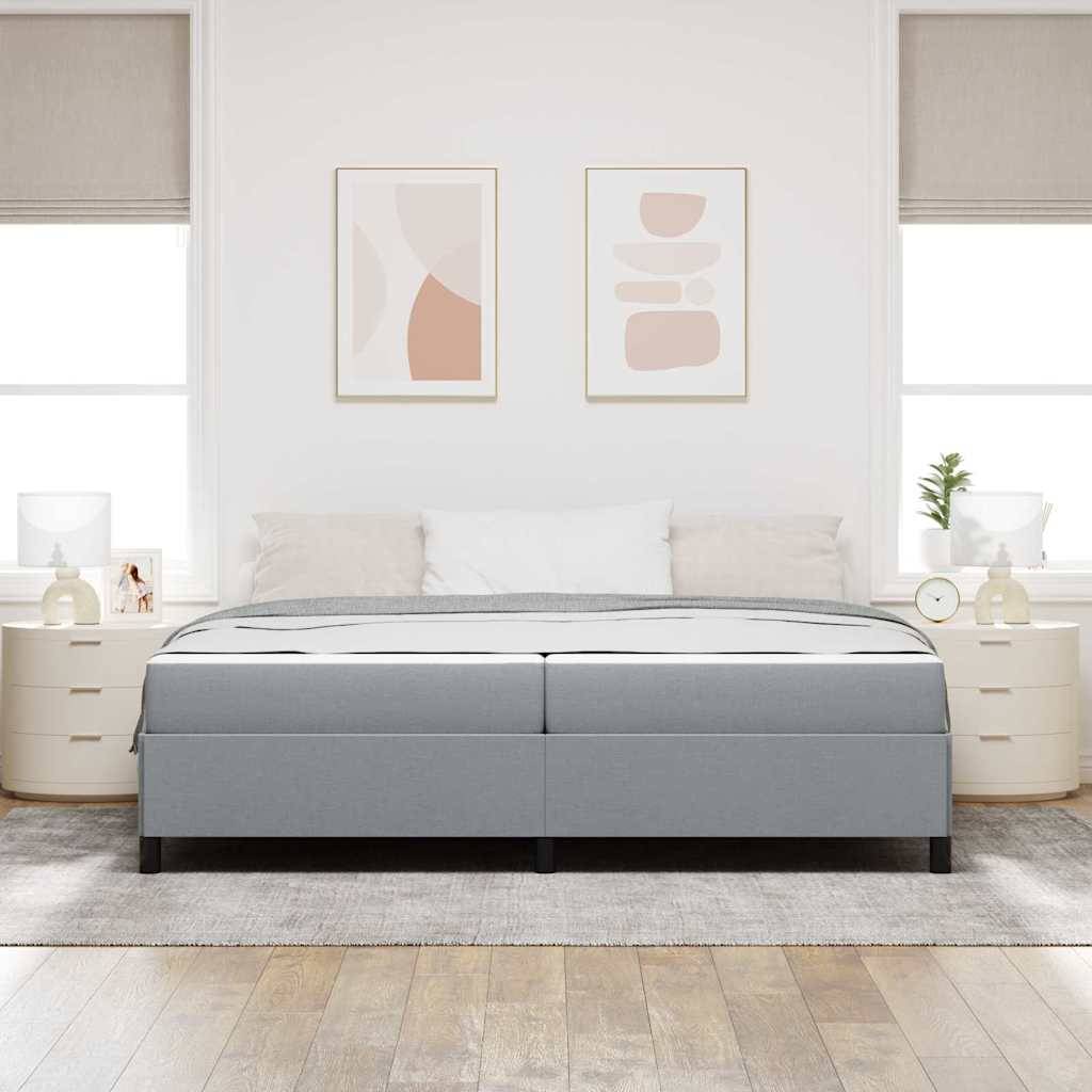 Modernes Schlafzimmer mit einem grau gepolsterten Bett, weißer Bettwäsche, passenden Nachttischen, gerahmten abstrakten Kunstwerken und großen Fenstern mit beigen Jalousien.