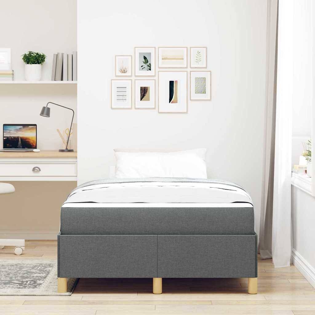 Ein ordentlich gemachtes grau gepolstertes Bett mit weißer Bettwäsche in einem hellen minimalistischen Schlafzimmer mit Schreibtisch, Regalen, Wandkunst und einem Fenster.