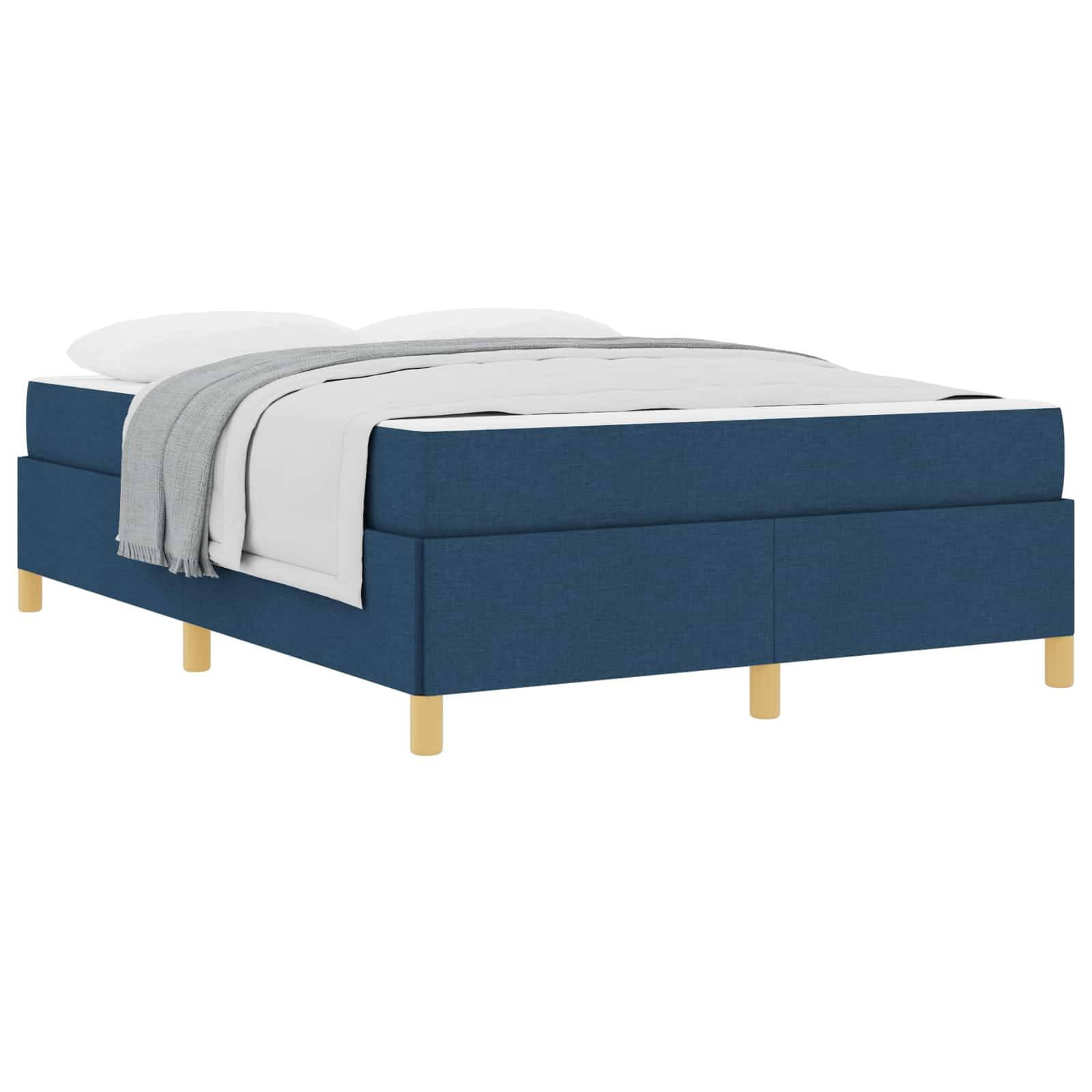 Bett mit blauem Polsterstoff, weißer Bettwäsche und grauer Wurfdecke, dargestellt in einer einfachen Produktansicht auf weißem Hintergrund.