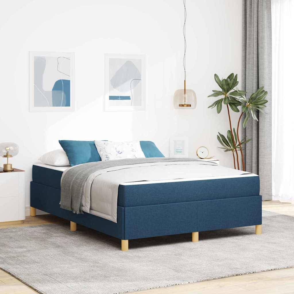 Ein gemütliches Schlafzimmer zeigt ein ordentlich bezogenes Bett mit blauer Bettwäsche, abstrakten Kunstwerken an der Wand, einer Pendelleuchte, einer Topfpflanze und einem weichen Teppich.