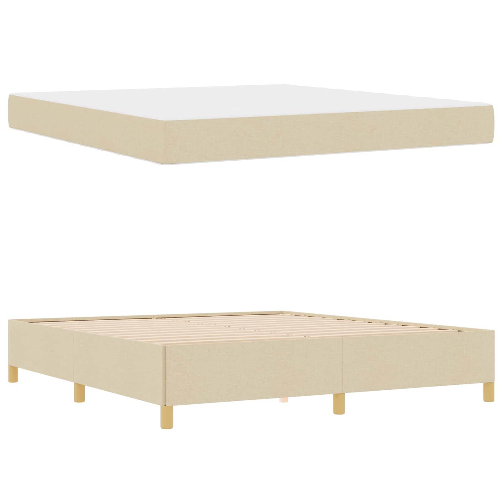 Ein beiger Plattformbettrahmen mit Holzlatten und einer weißen Matratze, separat über dem Rahmen dargestellt.