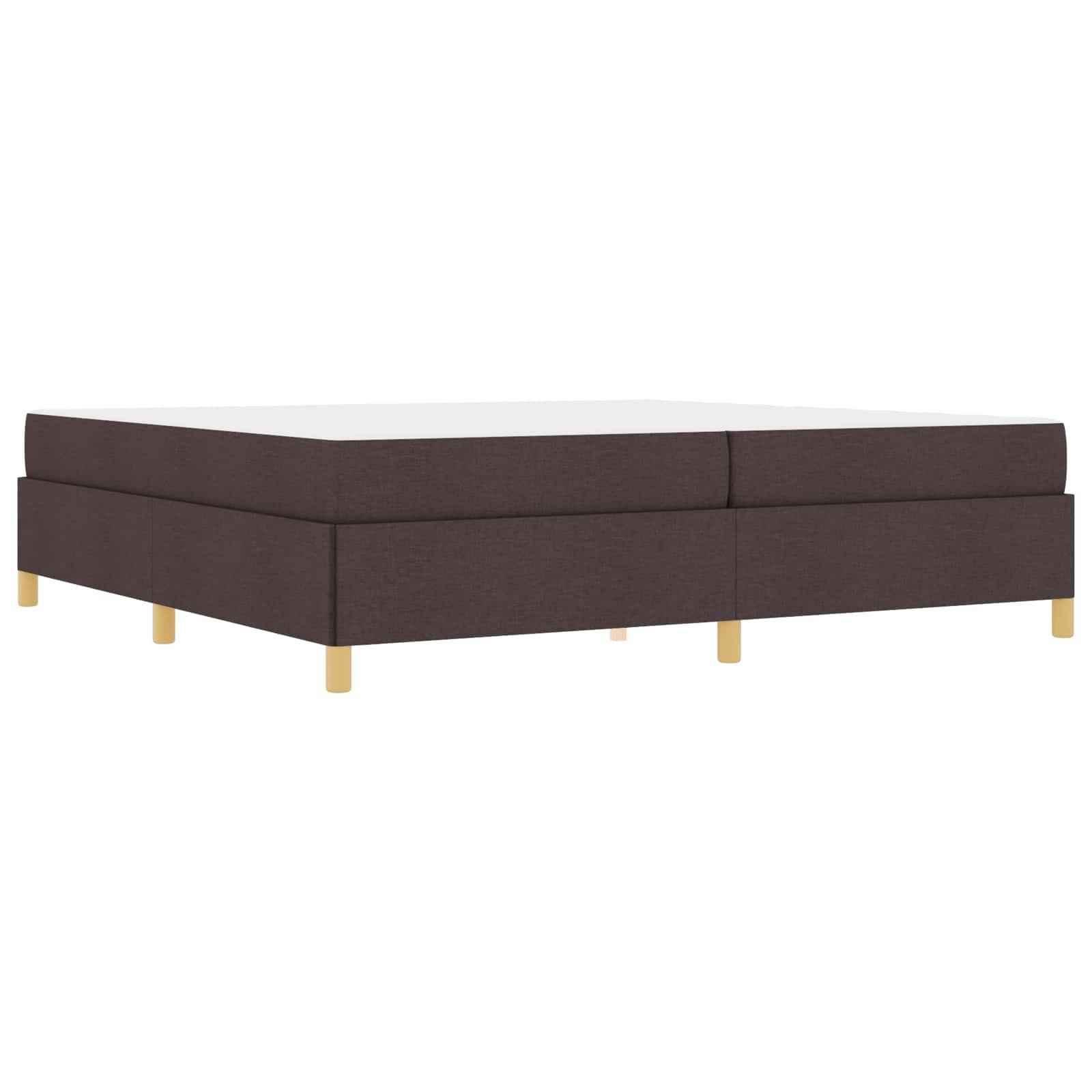 Ein dunkles Braunbett mit Podestrahmen und einem schlichten Design, versehen mit hellen Holzbeinen. Das Bett hat eine minimalistische und moderne Erscheinung.