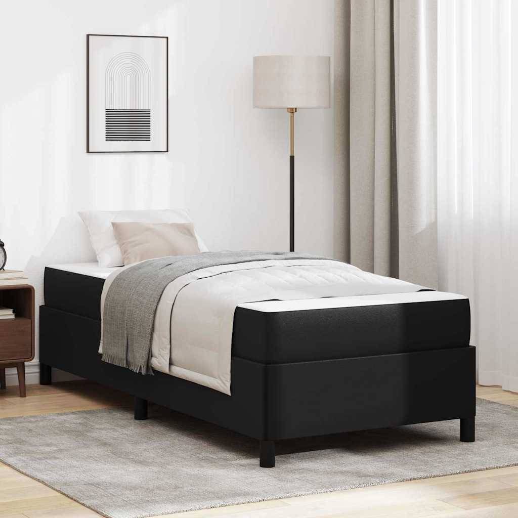 Minimales Schlafzimmer mit einem schwarzen gepolsterten Bett, weißer Bettwäsche, Nachttisch, Stehlampe, gerahmtem Wandbild und leichten Vorhängen.
