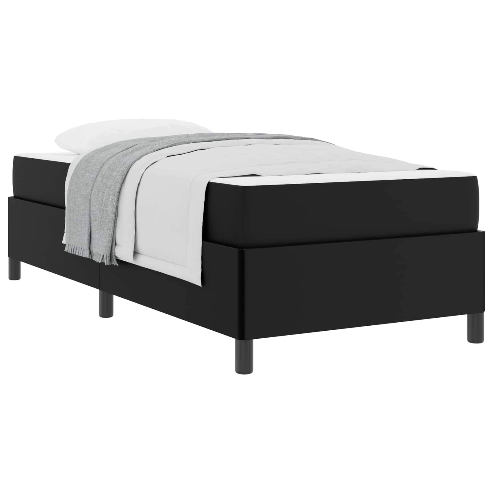Ein einzelnes schwarzes Bett mit weißer Matratze, weißer Decke und grauem Plaid, vor weißem Hintergrund aufgestellt.