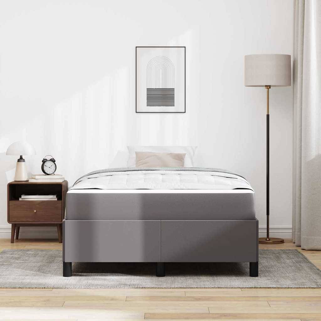 Minimales modernes Schlafzimmer mit grauem Bett, Nachttisch, Stehleuchte, gerahmtem Wandbild und hellem Teppich auf Holzfußboden.