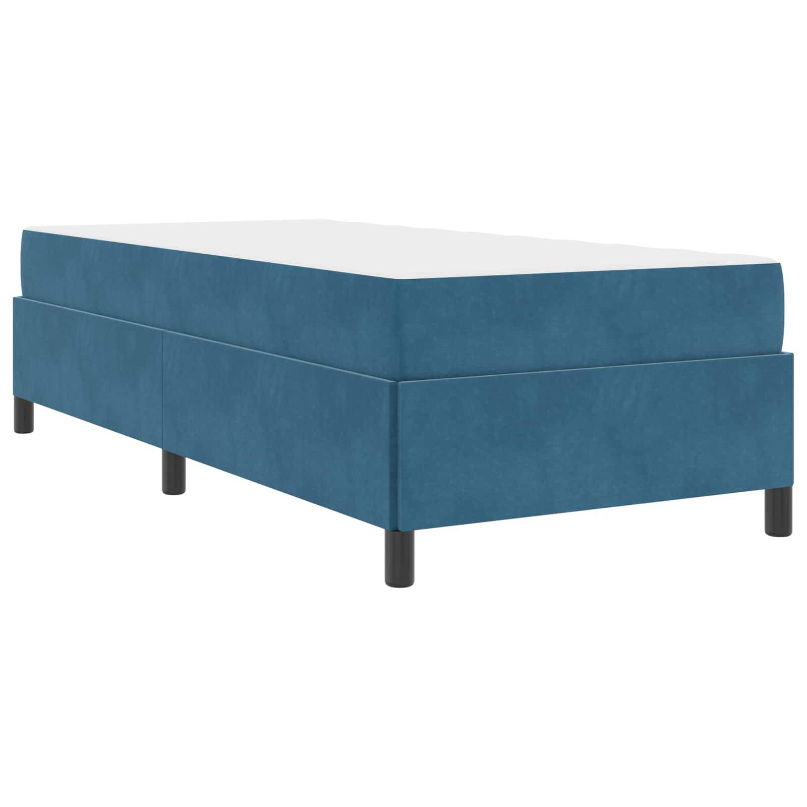 Eine blaue, rechteckige Bettstelle mit vier schwarzen Beinen, von einem niedrigen Blickwinkel gezeigt, die ihr minimalistisches und modernes Design betont.
