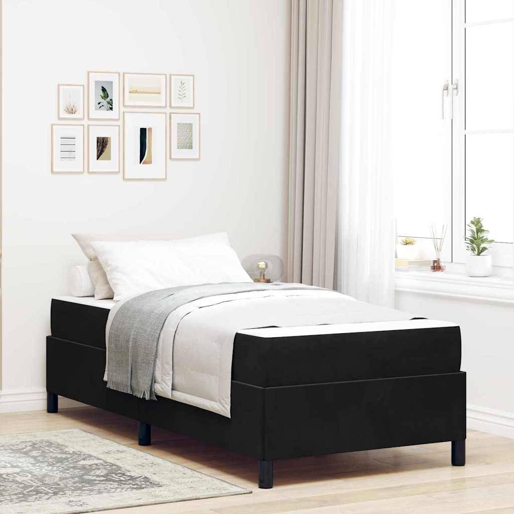 Ein ordentlich gemachtes Bett mit einem dunklen Rahmen und weißer Bettwäsche, das in der Nähe eines Fensters mit transparenten Gardinen platziert ist. An der Wand über dem Bett ist Wandkunst angebracht.
