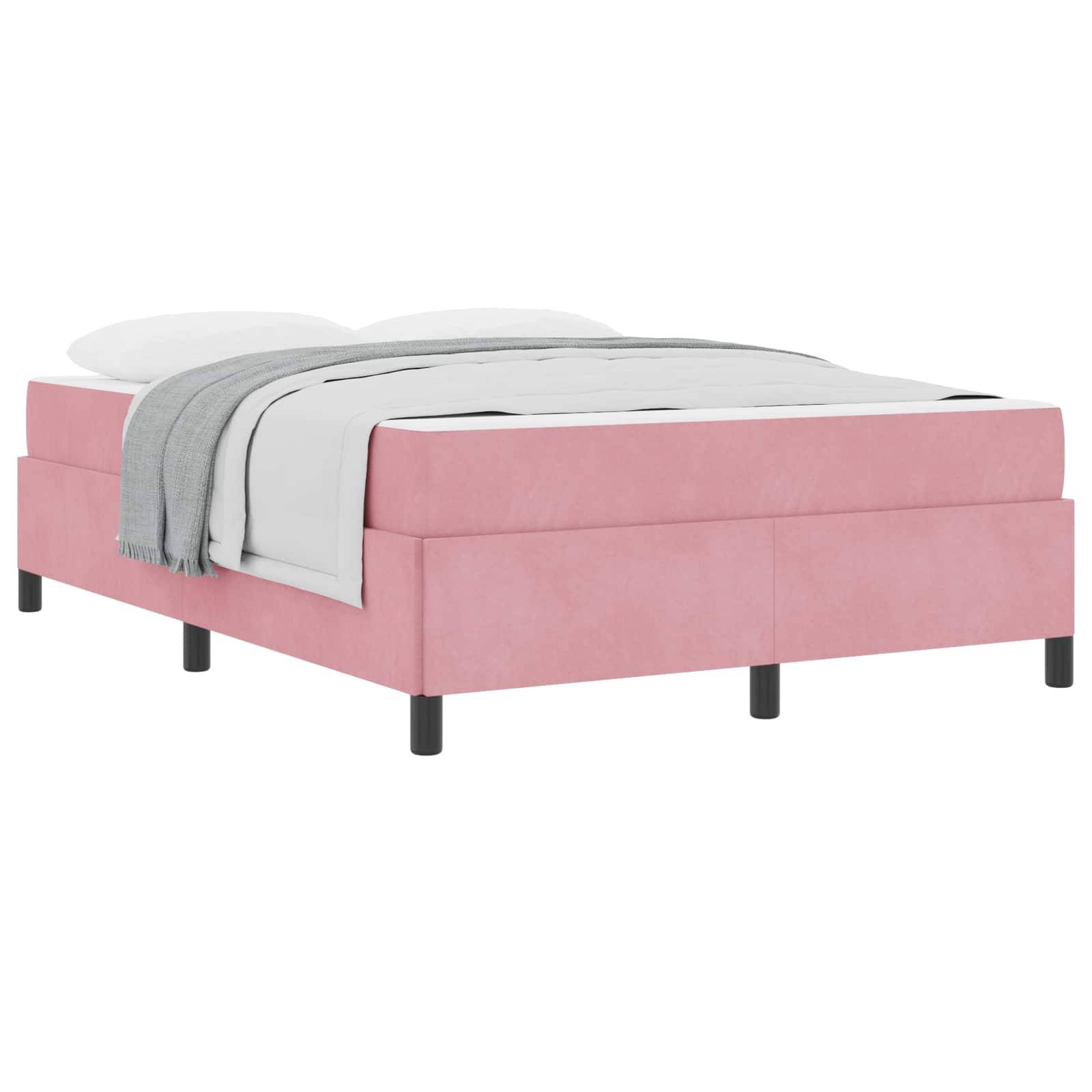Ein rosa gepolstertes Bett mit weißer Bettwäsche und einer grauen Decke, die über die Seite gehängt ist.