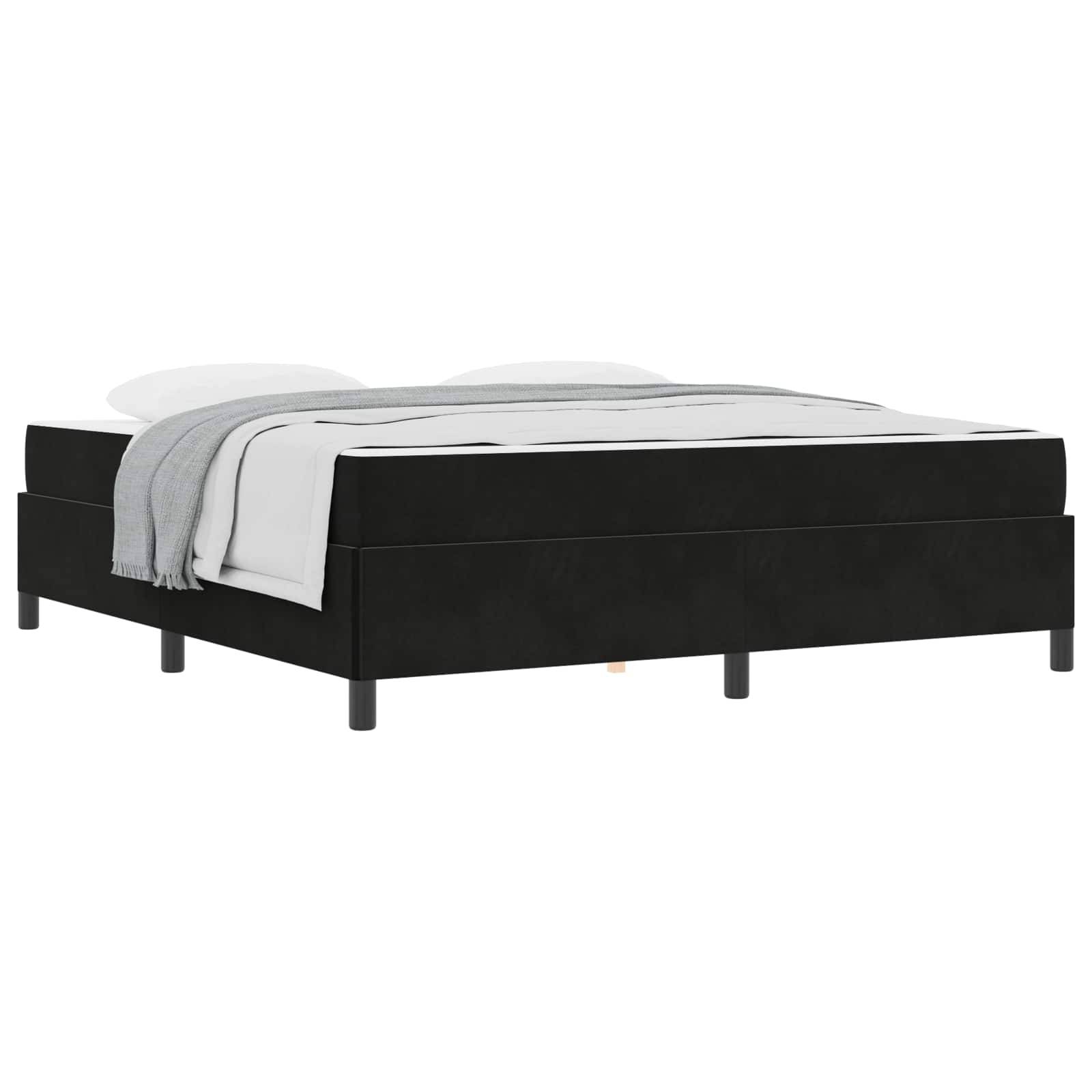 Schwarzes gepolstertes Plattformbett mit Kopfteil, Fußteil und grauer Bettwäsche auf weißem Hintergrund.