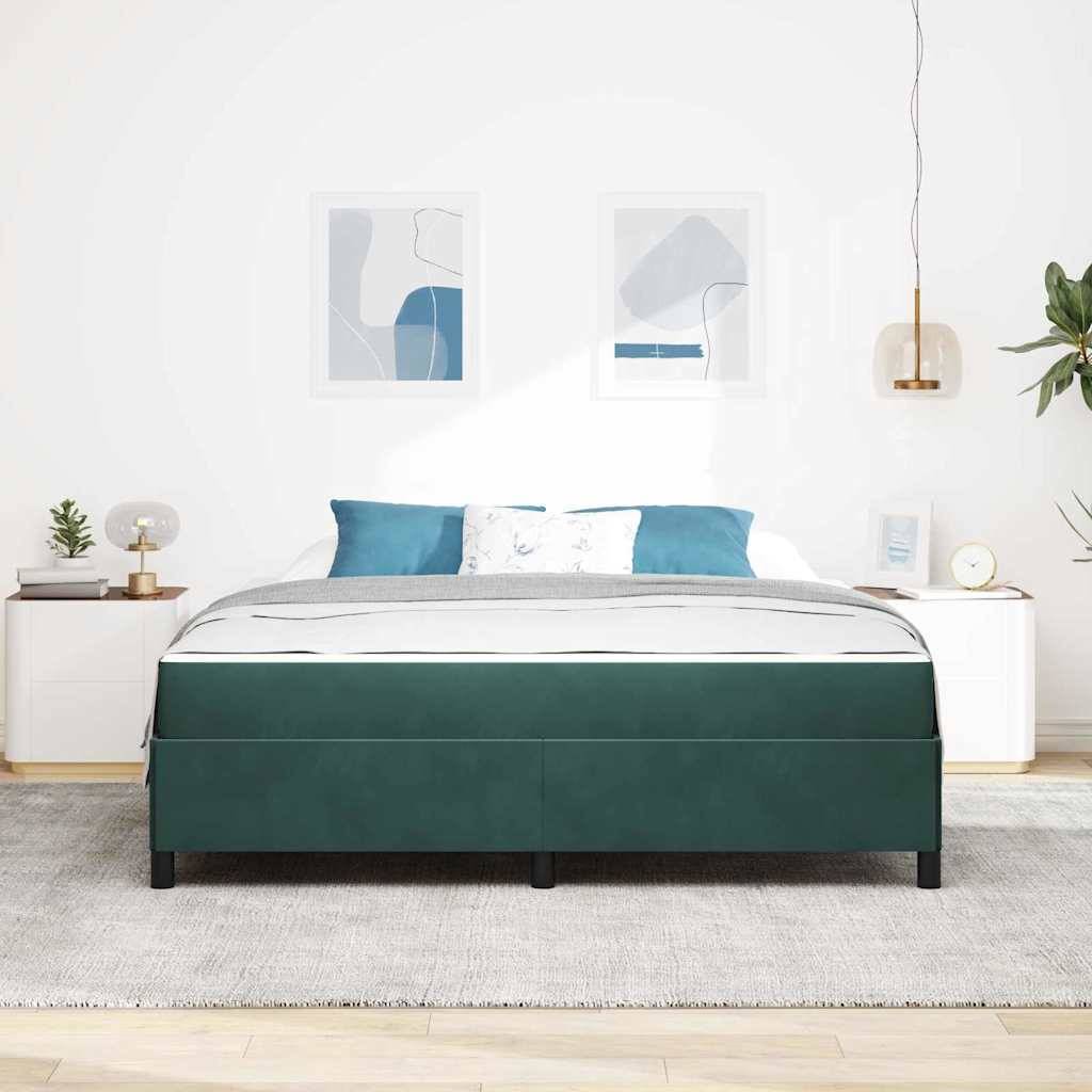 Modernes Schlafzimmer mit einem grün gepolsterten Bett, das zwischen weißen Nachttischen zentriert ist, blauen und weißen Kissen und minimalistischer Wandkunst.