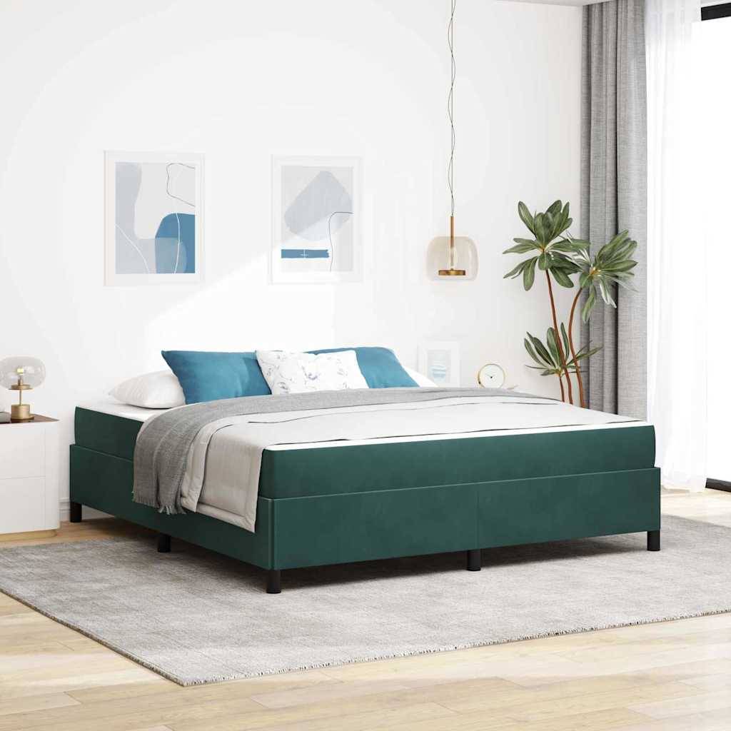 Modernes Schlafzimmer mit einem grün gepolsterten Bett, weißer Bettwäsche, türkisfarbenen Kissen, gerahmter abstrakter Kunst, Topfpflanze und grauen Vorhängen.