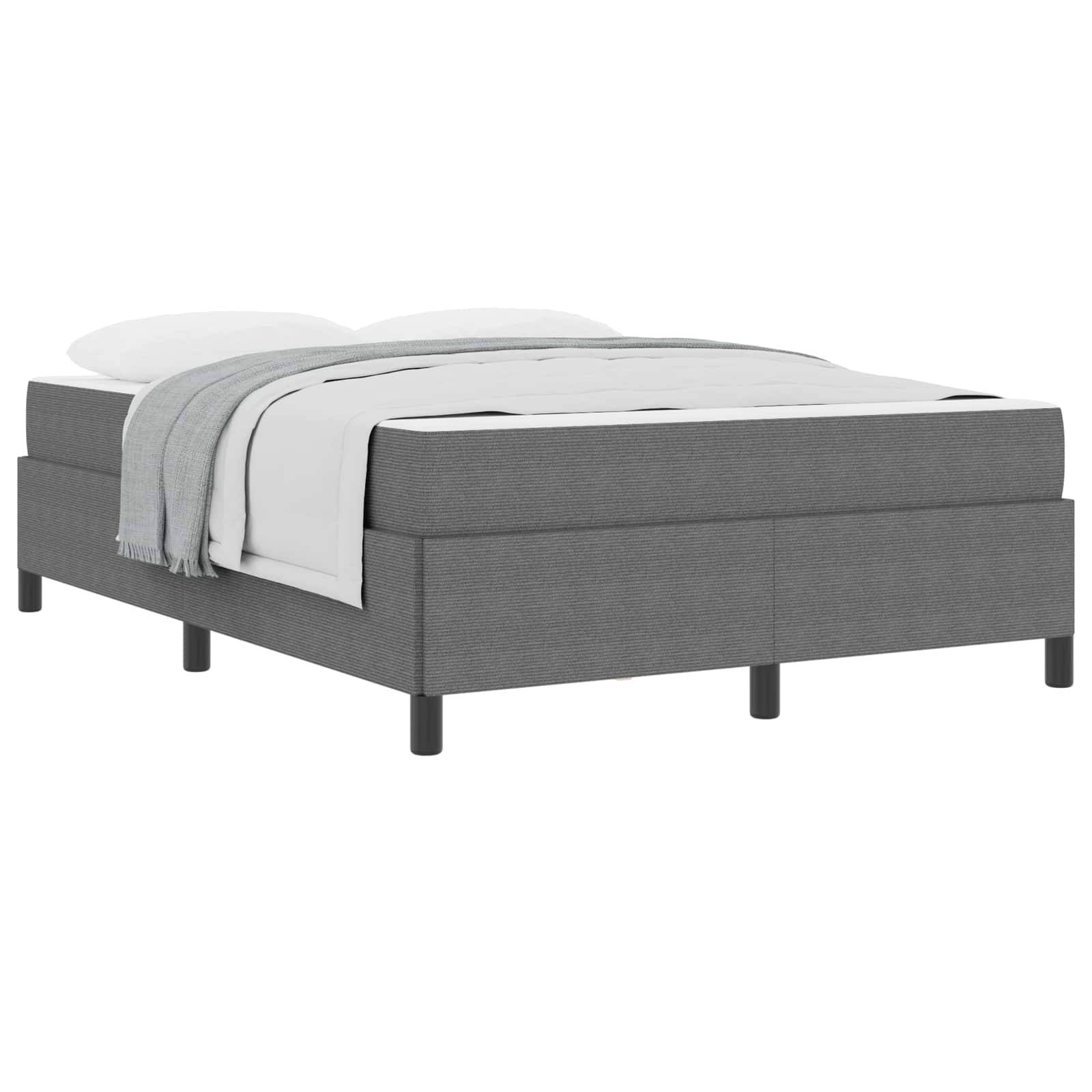 Ein grau gepolstertes Bett mit schlichtem Design, ausgestattet mit Kissen und einer leichten Decke, die darüber drapiert ist, steht vor einem weißen Hintergrund.