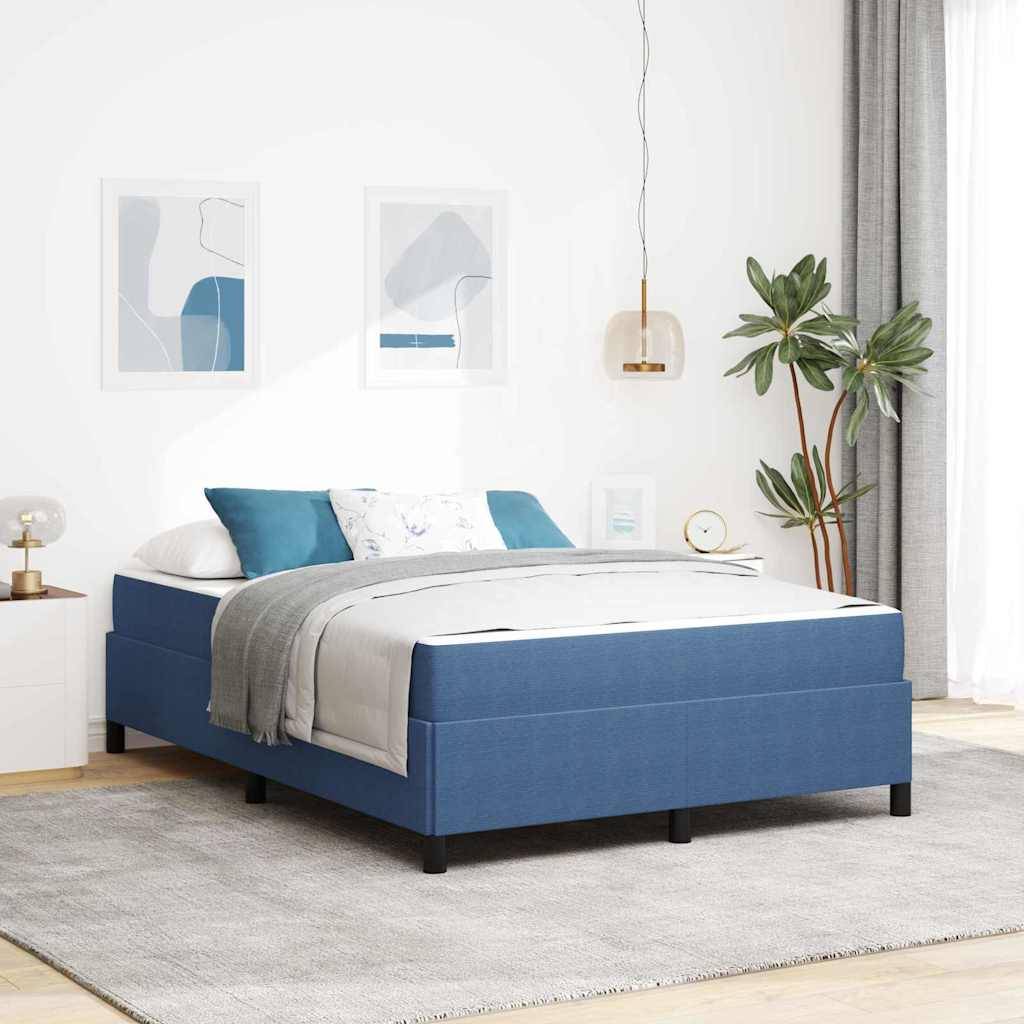 Ein modernes Schlafzimmer mit einem blau gepolsterten Bett, weißer Bettwäsche, Abstrakt-Kunst, einer Pendelleuchte und einer Topfpflanze auf einem hellgefärbten Teppich.