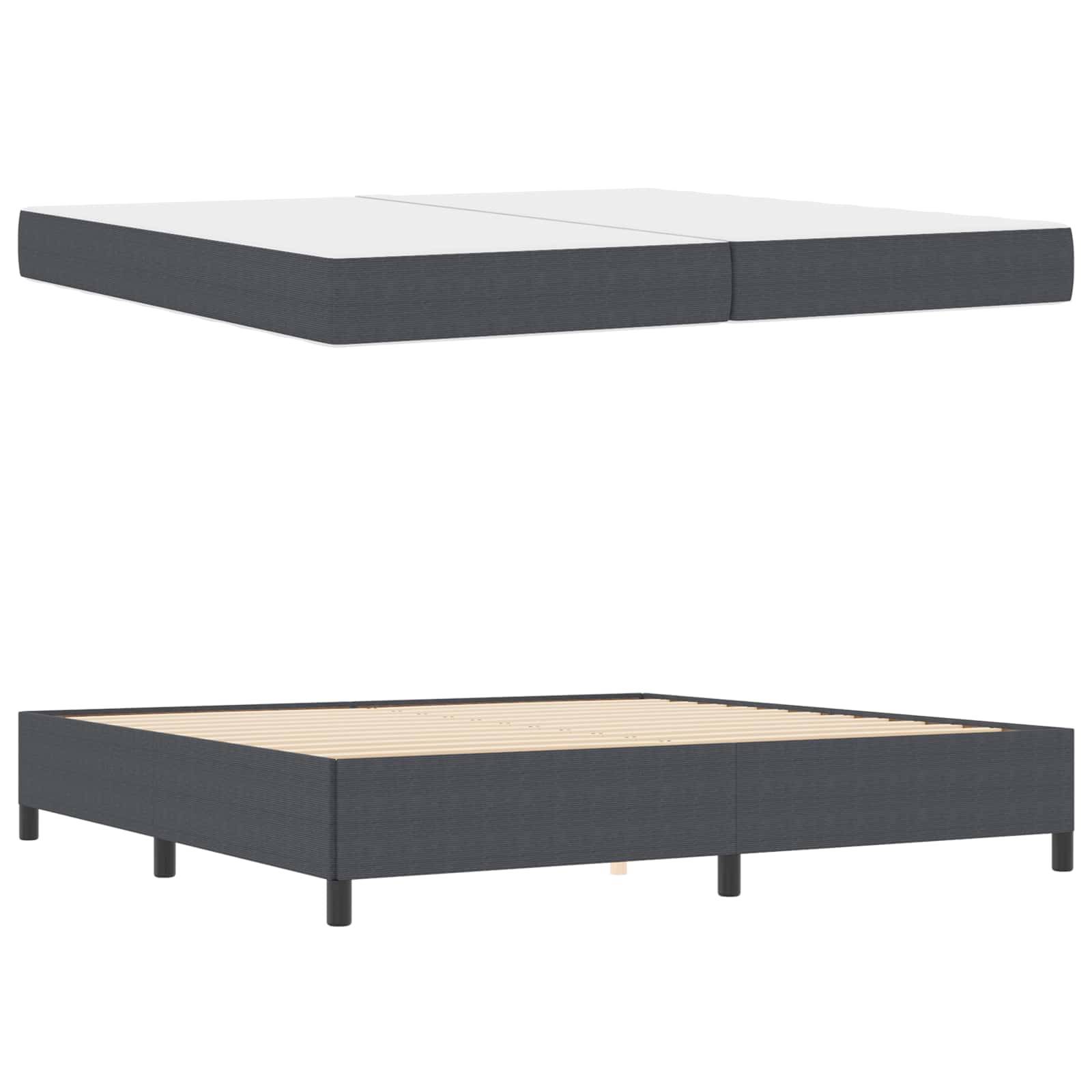 Ein modernes dunkelgraues Plattformbett mit klaren Linien und minimalem Design, das stabile Beine und einen Holzlattenrost zur Matratzenstütze bietet.