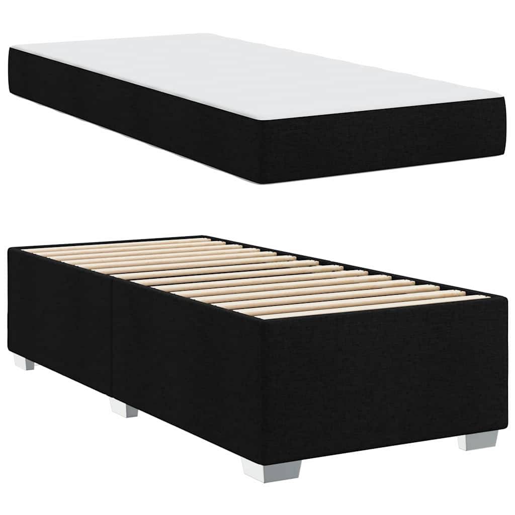 Kingsize-Plattformbettrahmen mit einer weißen Matratze obenauf. Der Rahmen verfügt über sichtbare Latten zur Abstützung und ist mit schwarzem Stoff bezogen.