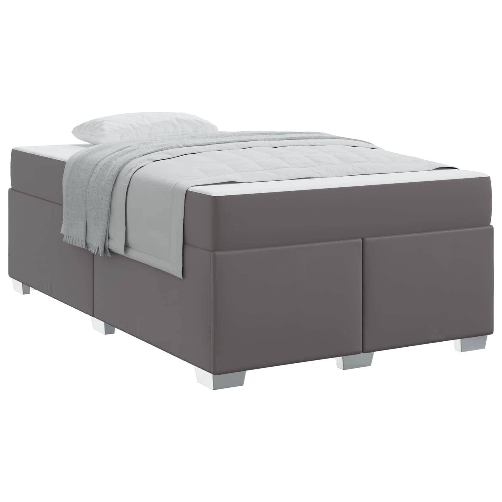 Grau gepolstertes Bett mit weißer Bettwäsche und Kissen, präsentiert in einer studioähnlichen Produktansicht vor weißem Hintergrund.