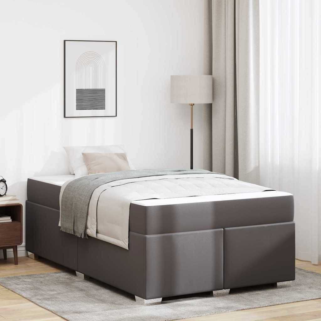 Modernes Schlafzimmer mit einem ordentlich gemachten grau gepolsterten Bett, einer Stehlampe, gerahmter Wandkunst und transparenten Gardinen in einem minimalistischen Interieur.