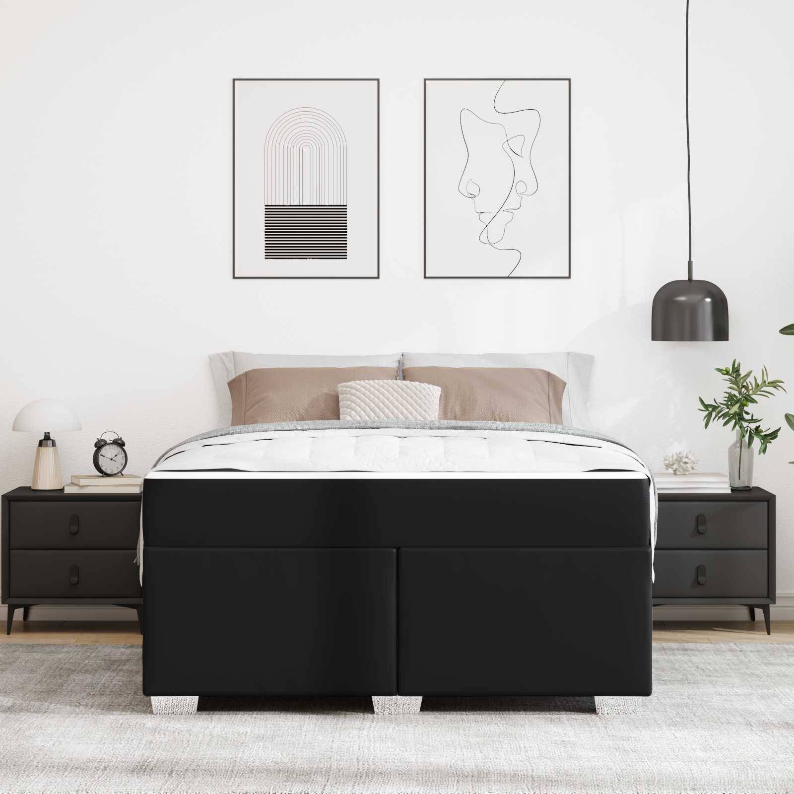 Ein modernes Schlafzimmer mit einem stilvollen schwarzen Bett, weißer Bettwäsche, flankiert von zwei dunklen Nachttischen. Minimalistische Kunst und eine Pendelleuchte schmücken die Wand.
