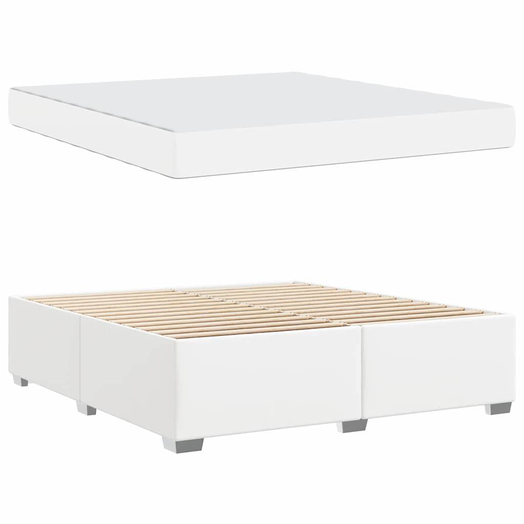 Ein weißer Boxspringrahmen und eine passende Unterkonstruktion mit minimalistischem Design, gekennzeichnet durch klare Linien und eine erhöhte Holzlattenunterlage.