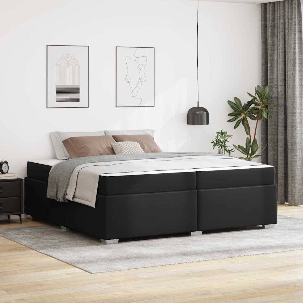 Modernes Schlafzimmer mit einem schwarzen gepolsterten Speicherbett, grauer Bettwäsche, Wandkunst, hängender Lampe, Nachttisch, Pflanze und großen Vorhängen.