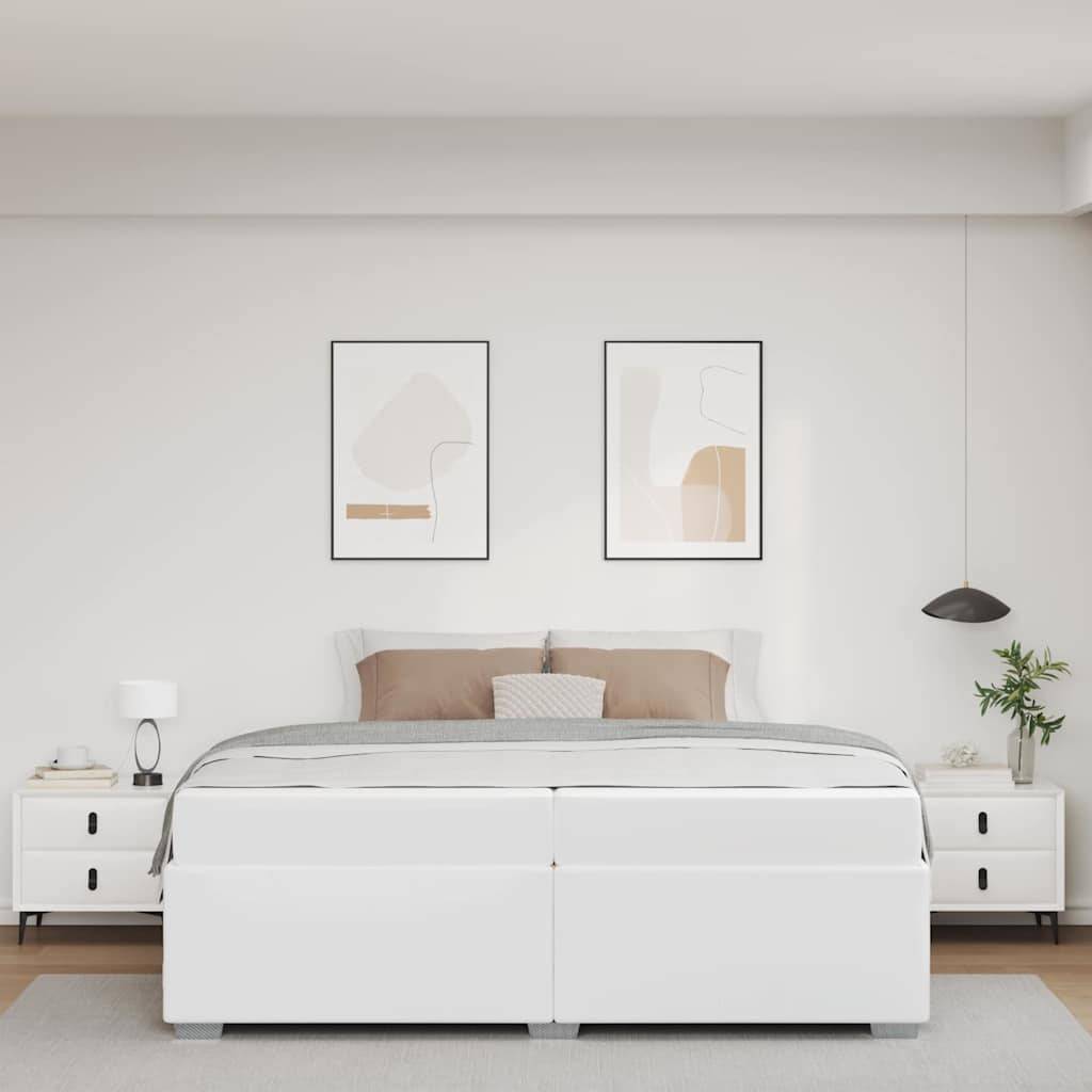 Minimalistisches Schlafzimmer mit weißem Stauraumbett, beigefarbener Bettwäsche, zwei gerahmten abstrakten Drucken und passenden Nachttischen mit Lampen und Pflanze.