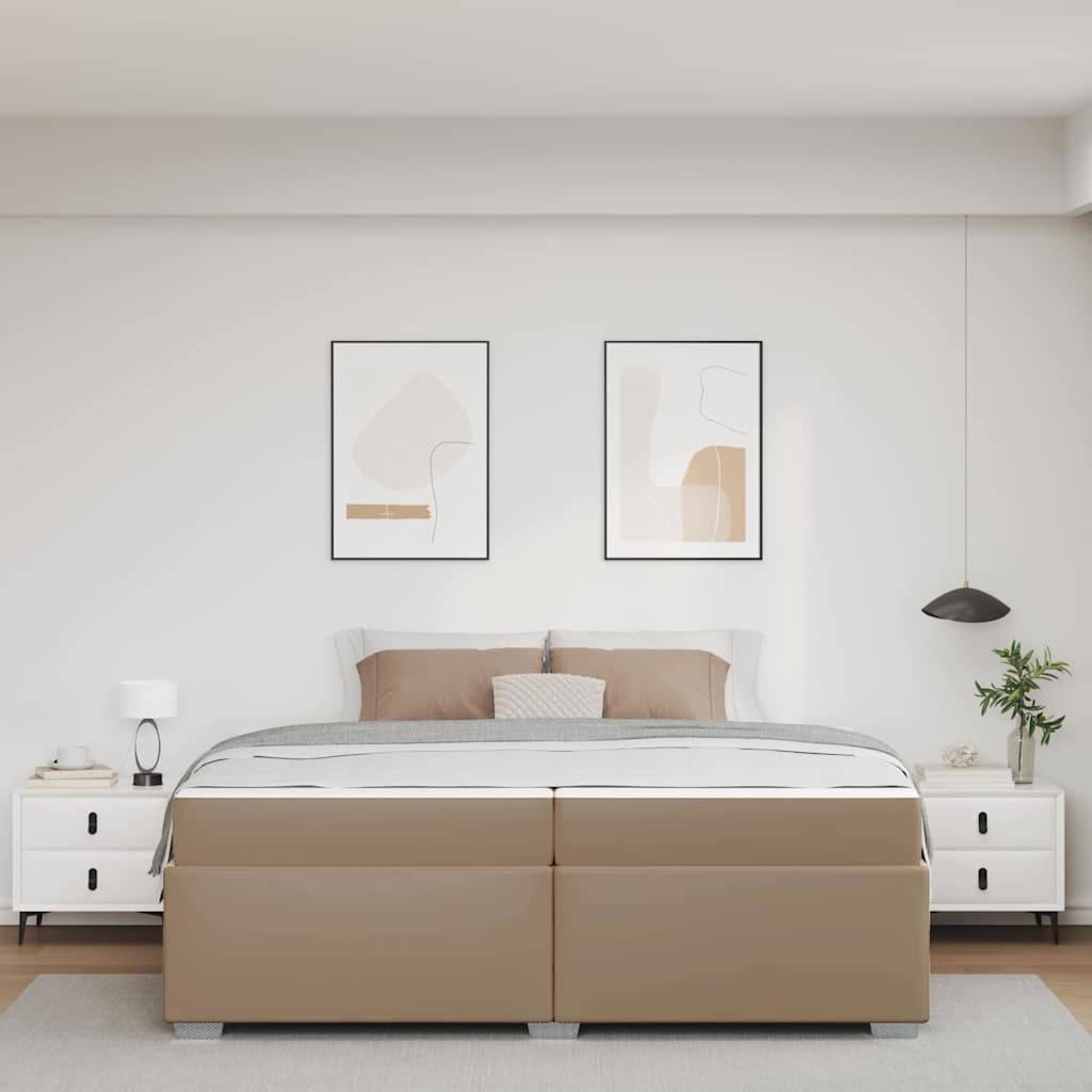 Ein minimalistisches Schlafzimmer zeigt ein Bett mit beige und weißer Bettwäsche, flankiert von zwei kleinen weißen Nachttischen mit Lampen. Zwei abstrakte Gemälde hängen über dem Bett.