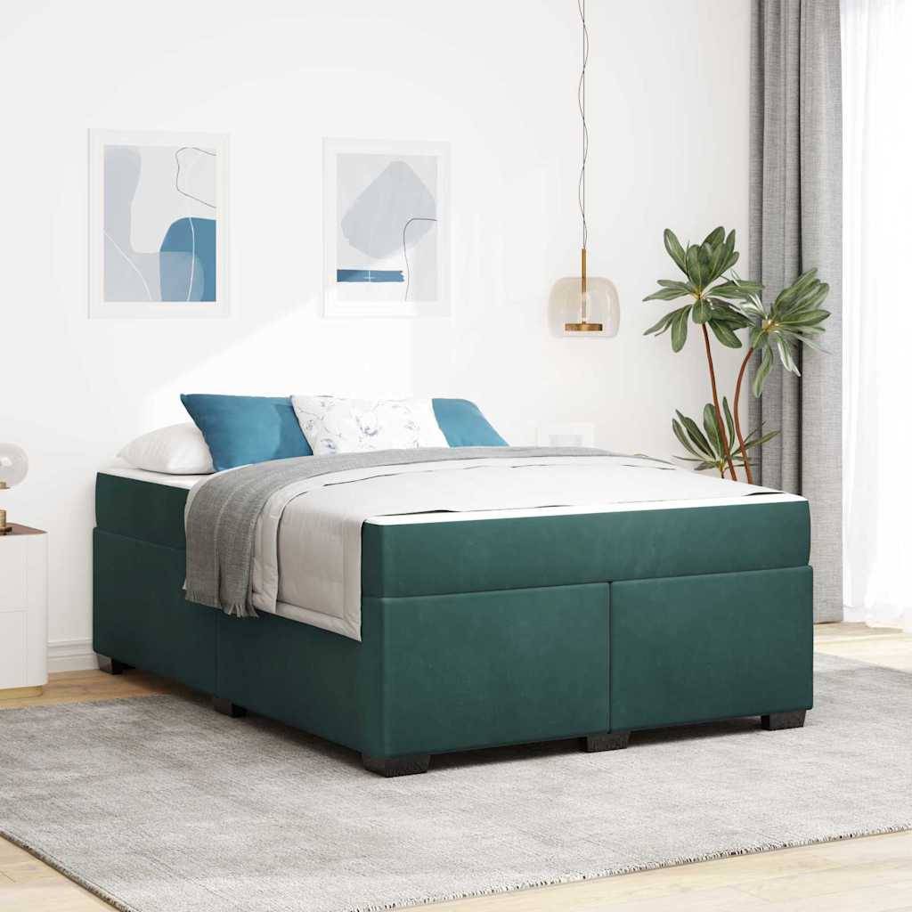 Ein modernes Schlafzimmer mit einem grünen Bett, das mit weißer und grauer Bettwäsche ausgestattet ist. Zwei abstrakte Gemälde hängen über dem Bett. Rechts befinden sich eine Topfpflanze und eine Lampe.