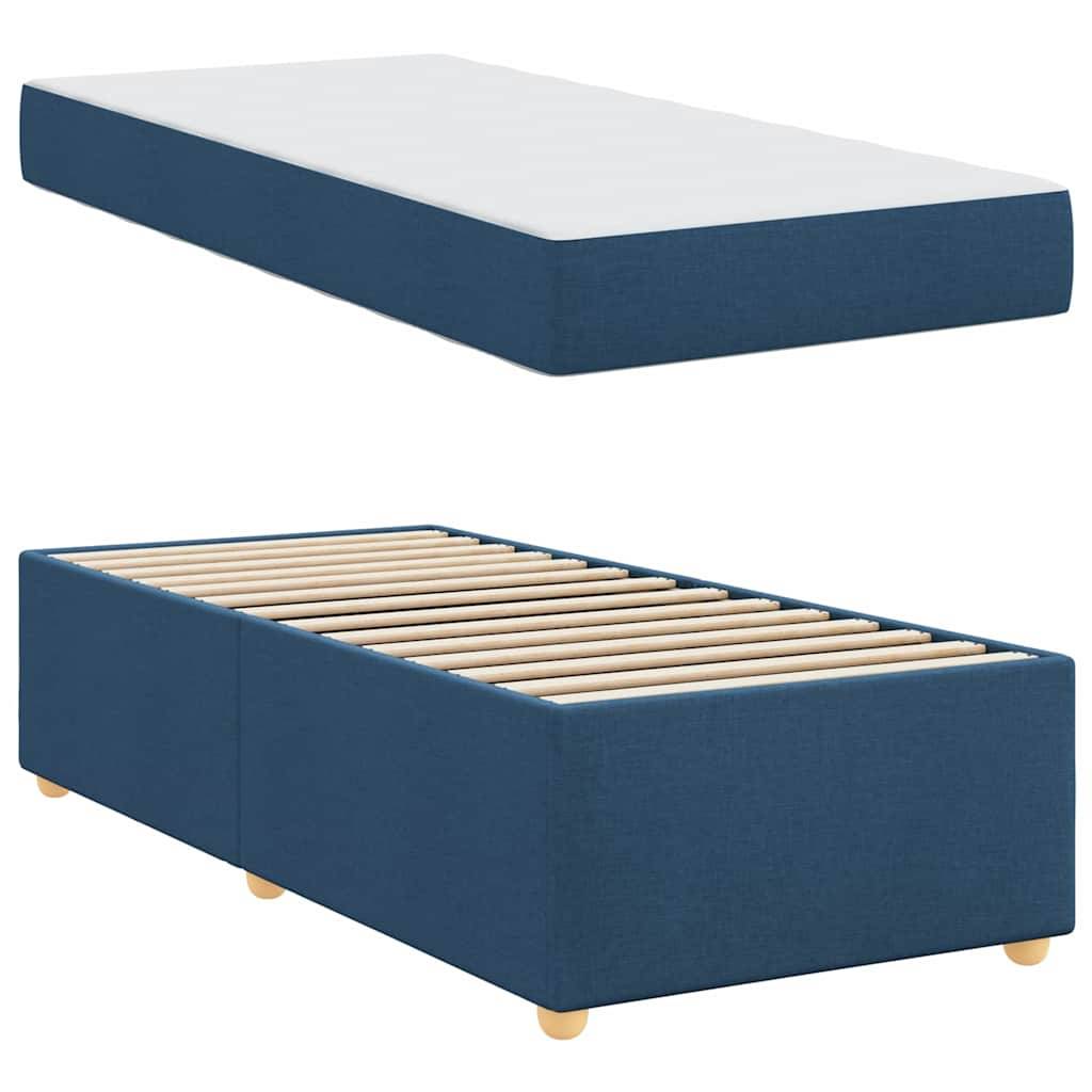 Blaues gepolstertes Bettgestell, das einen Bettrahmen aus blauem Stoff mit Holzbeinen und Lattenrost präsentiert, kombiniert mit einer schlichten Matratze.