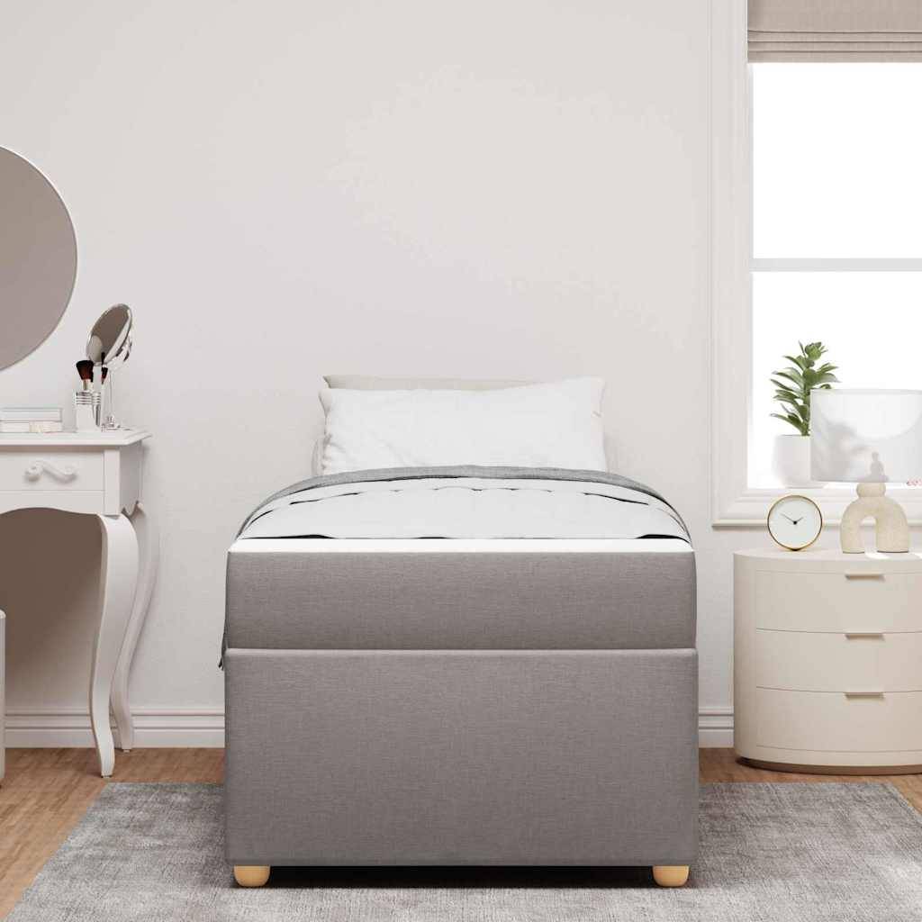Ein sorgfältig gemachtes Bett mit weißer Bettwäsche in einem gemütlichen Schlafzimmer, links flankiert von einer dekorativen Toilettenkommode und rechts von einer Kommode mit einer Pflanze.