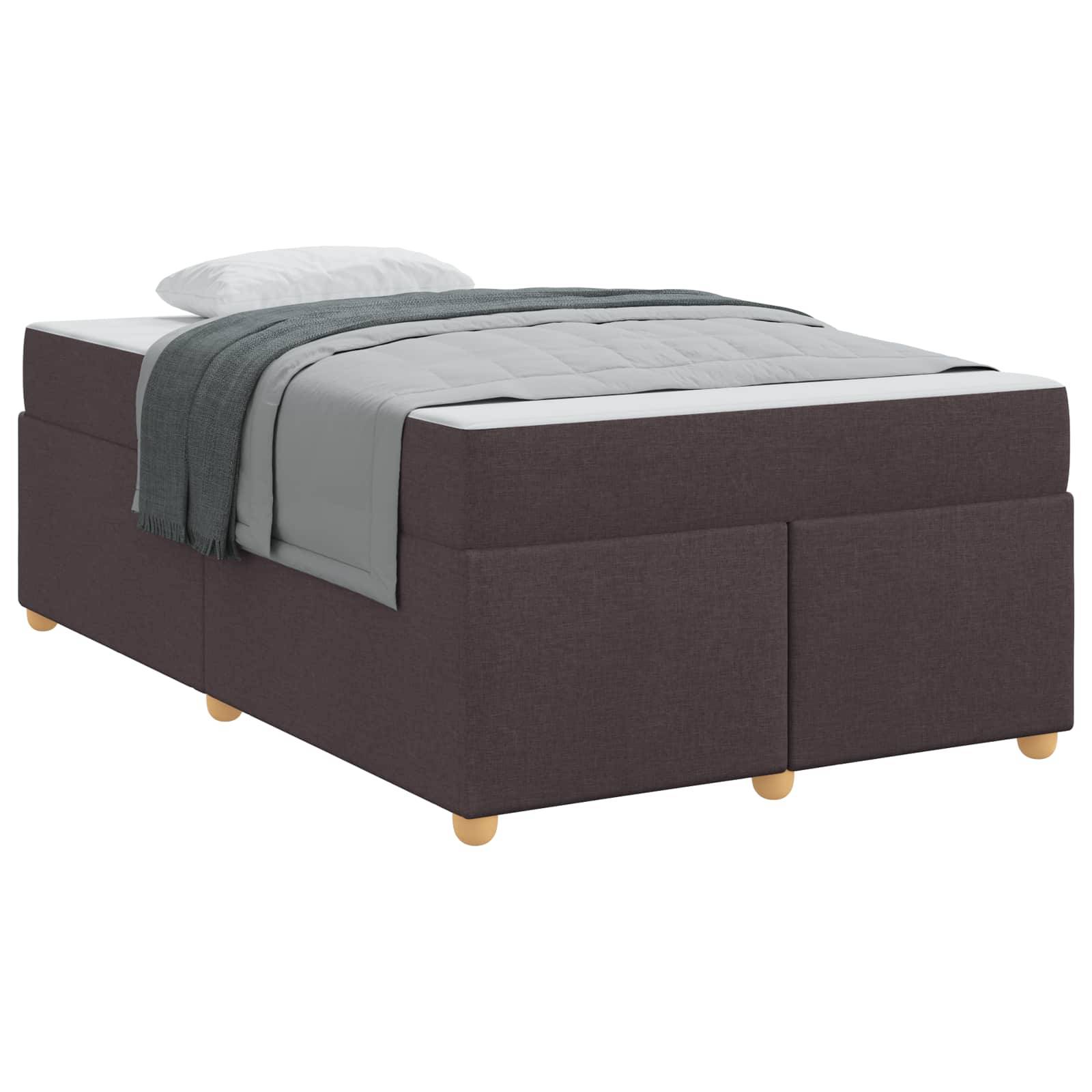 Dunkles, gepolstertes Einzelbett mit Matratze, Kopfkissen und grauer Bettwäsche auf Holzbeinen vor weißem Hintergrund.