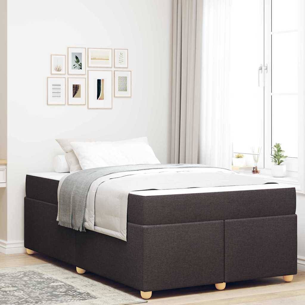 Minimalistisches Schlafzimmer mit einem dunkel gepolsterten Bett, weißer Bettwäsche, Wandkunst im Rahmen und einem hellen Fenster neben dem Bett.