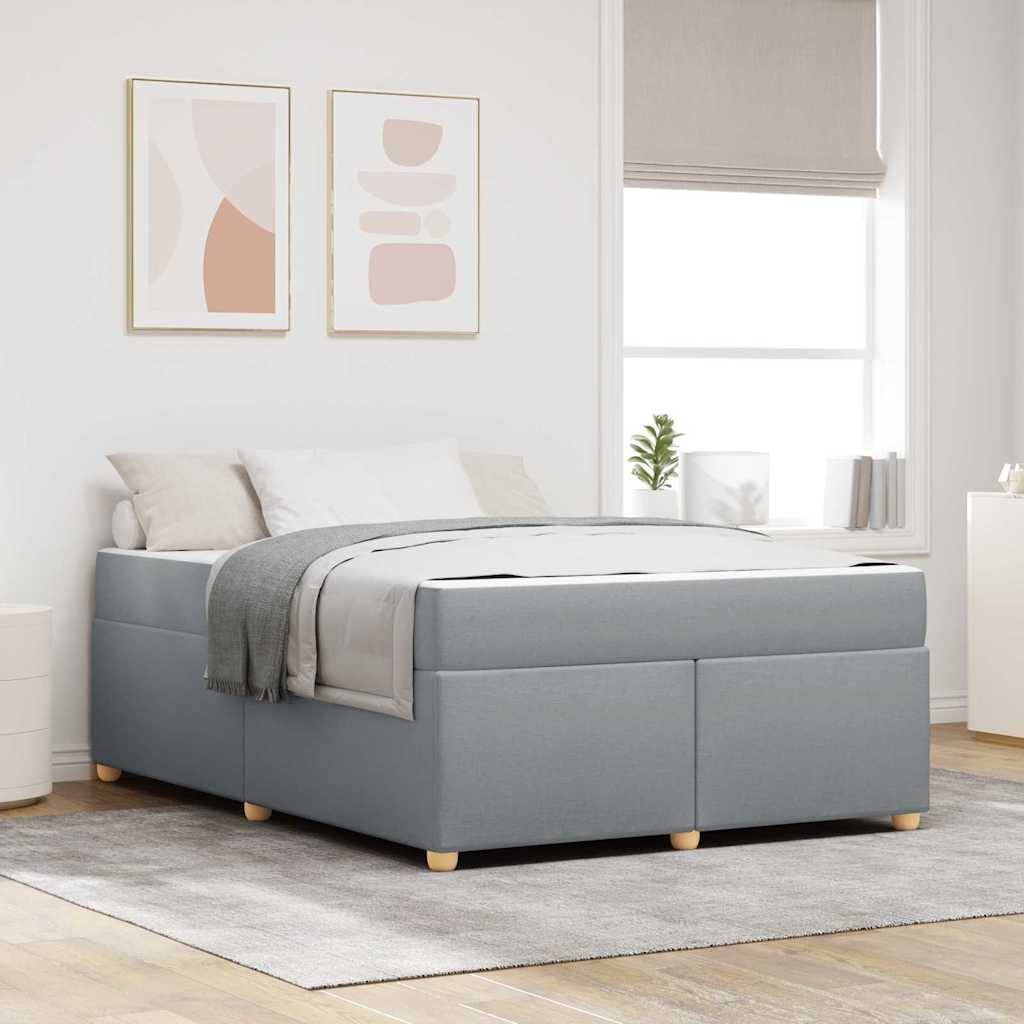 Grau gepolstertes Bett in einem hellen minimalistischen Schlafzimmer mit Wandkunst im Rahmen, Fenster und hellem Teppich.