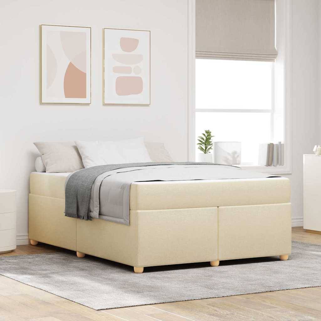 Minimalistisches Bett mit cremefarbener Polsterung in einem hellen modernen Schlafzimmer, mit neutraler Bettwäsche, gerahmten Wandbildern, Fenster und Teppich.