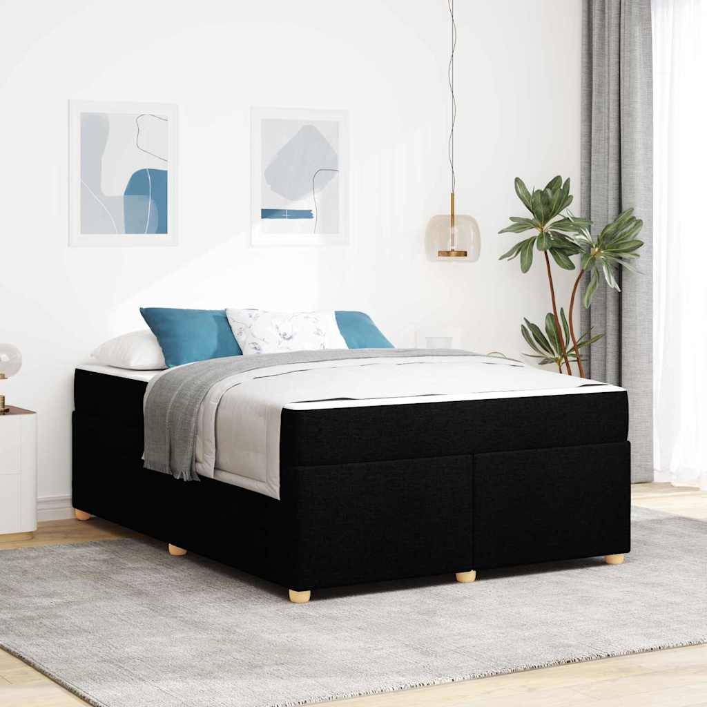 Ein modernes Schlafzimmer mit einem schwarzen gepolsterten Bett, weiß-blauer Bettwäsche, zwei abstrakten Kunstwerken, einer Zimmerpflanze und einer hängenden Lampe.