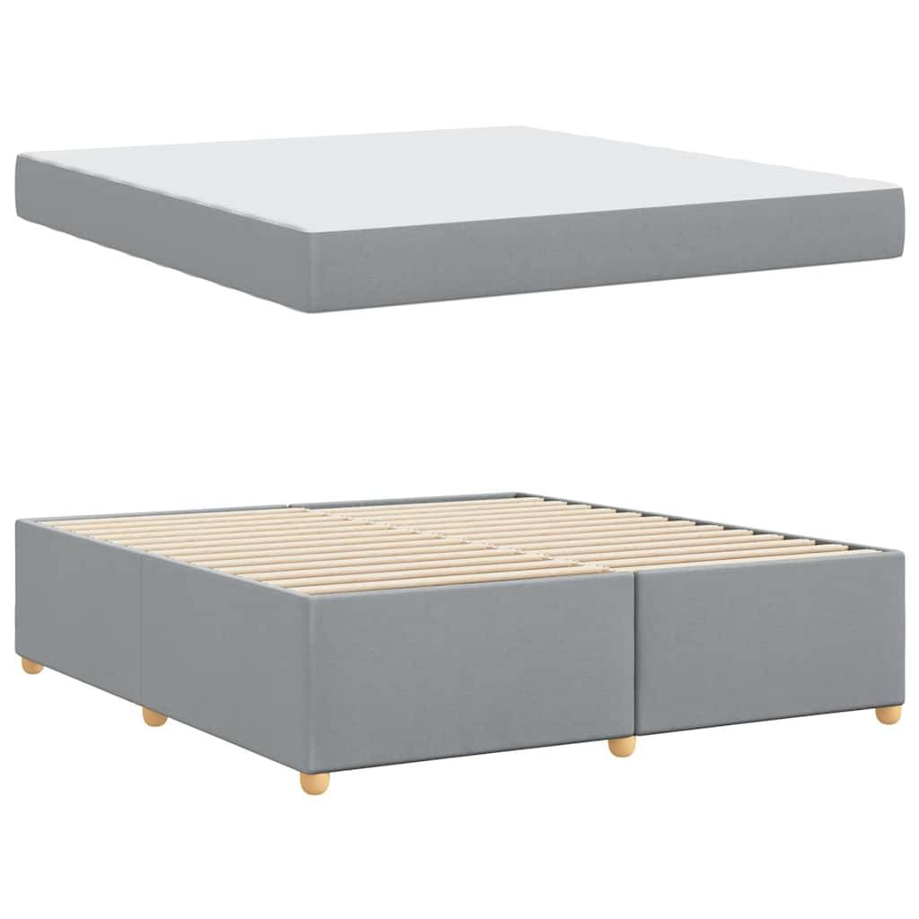 Ein graues Polsterbettgestell mit Holzbeinen wird zusammen mit einer passenden Matratze präsentiert, was ein modernes, minimalistisches Design zeigt.