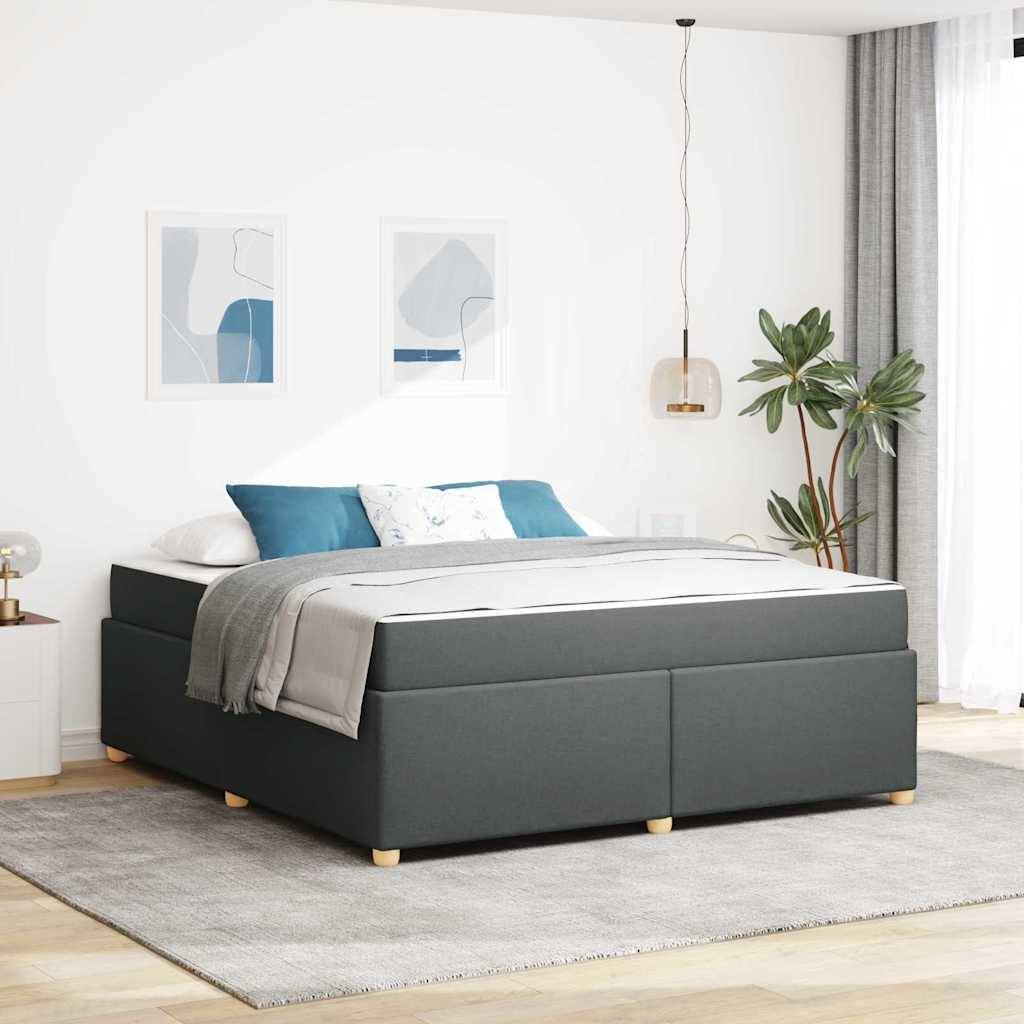 Ein modernes Schlafzimmer mit einem grauen Bett, weißer Bettwäsche und petrolblauen Akzenten. Wandkunst, Zimmerpflanze und Pendelleuchte unterstreichen die minimalistische Einrichtung.