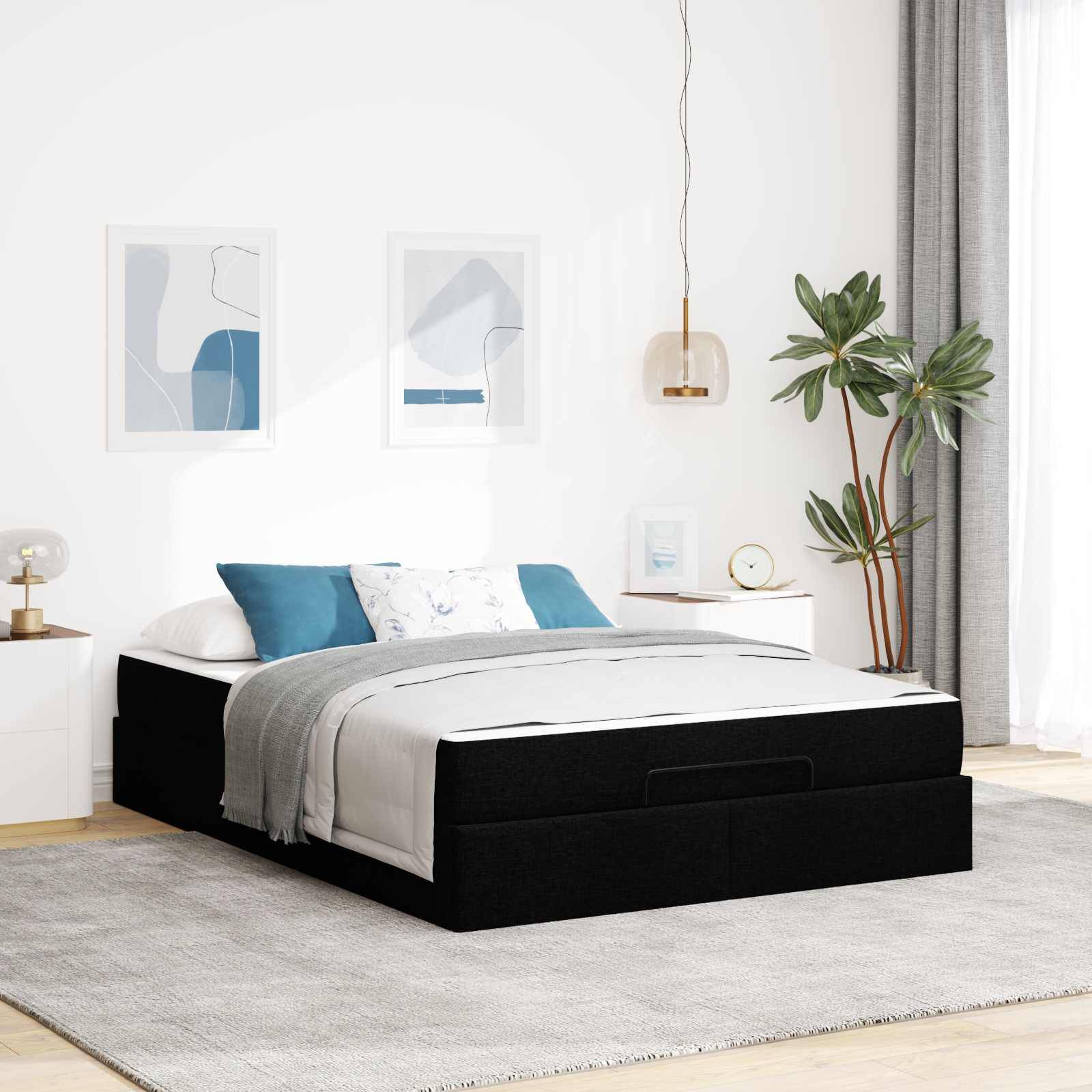 Ein modernes Schlafzimmer präsentiert ein schwarzes Plattformbett mit weiß-blauer Bettwäsche, flankiert von zwei Nachttischen. Eine Topfpflanze und gerahmte Kunstwerke komplettieren die Dekoration.