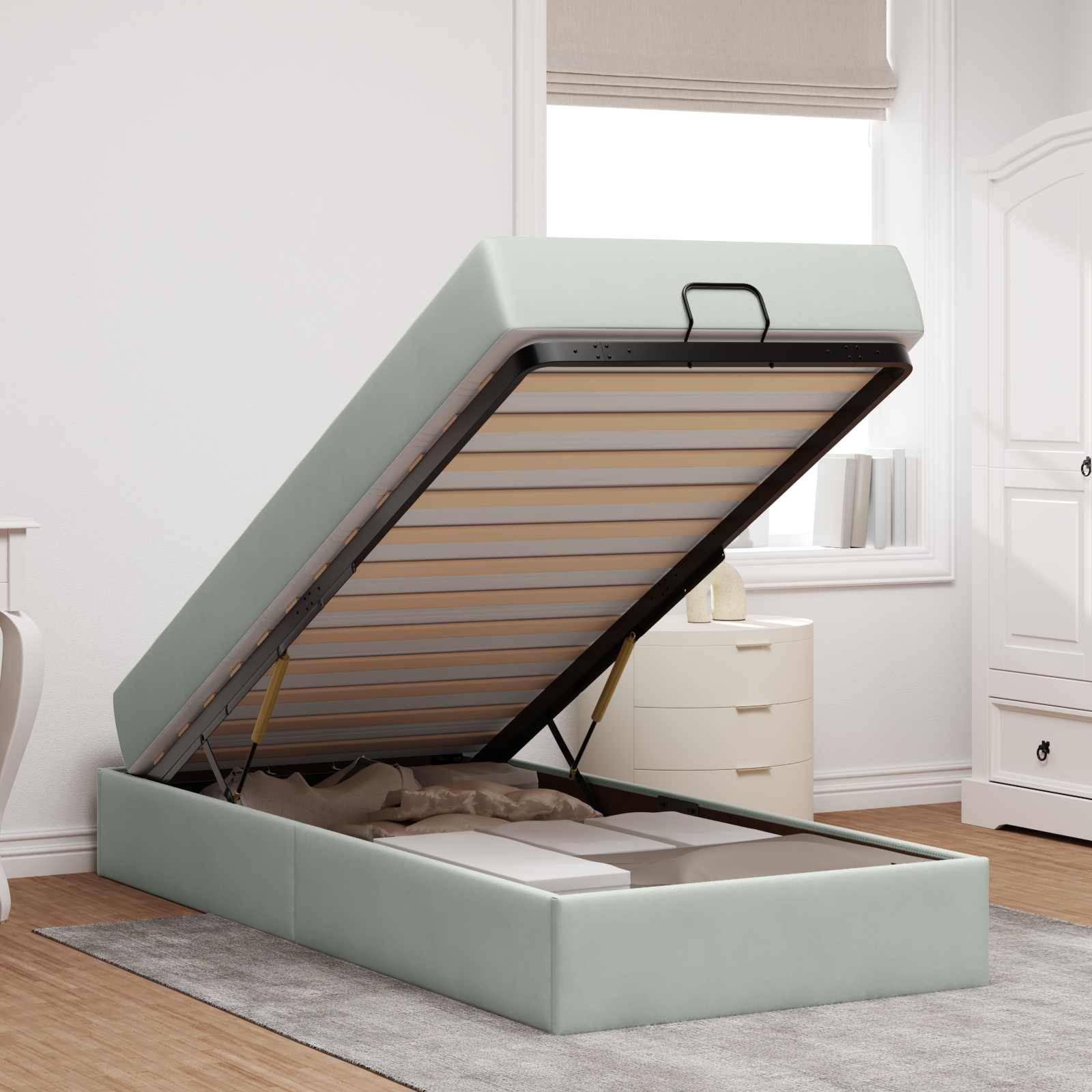 Ein Schlafzimmer mit einem offenen Stauraumbett, das ordentlich organisierte Gegenstände unter der Matratze zeigt. Ein Fenster, eine Kommode und ein Buch auf einem Nachttisch sind sichtbar.