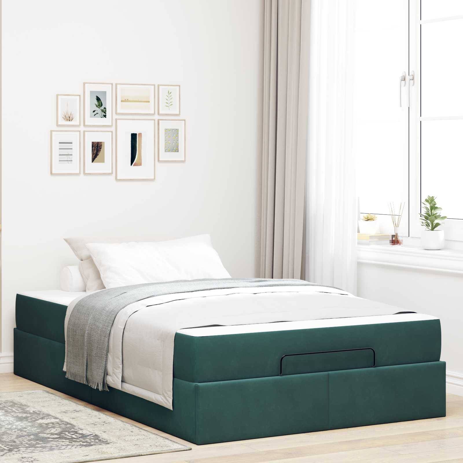 Ein modernes Schlafzimmer mit einem grün gepolsterten Bett, weißer Bettwäsche und einer grauen Wurfdecke. Eine Galeriewand mit gerahmten Kunstwerken und ein großes Fenster mit Vorhängen.