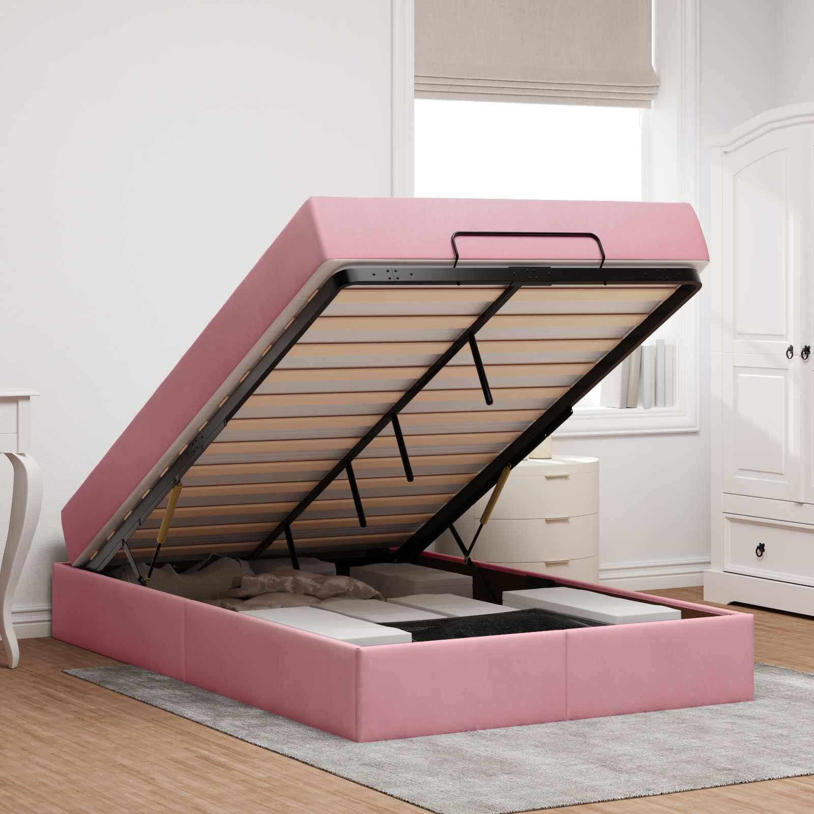 Ein rosafarbenes Stahlbett mit geöffnetem Deckel zeigt reichlich Platz darunter. Das Zimmer hat Holzfußböden, eine weiße Schublade und ein sonniges Fenster.