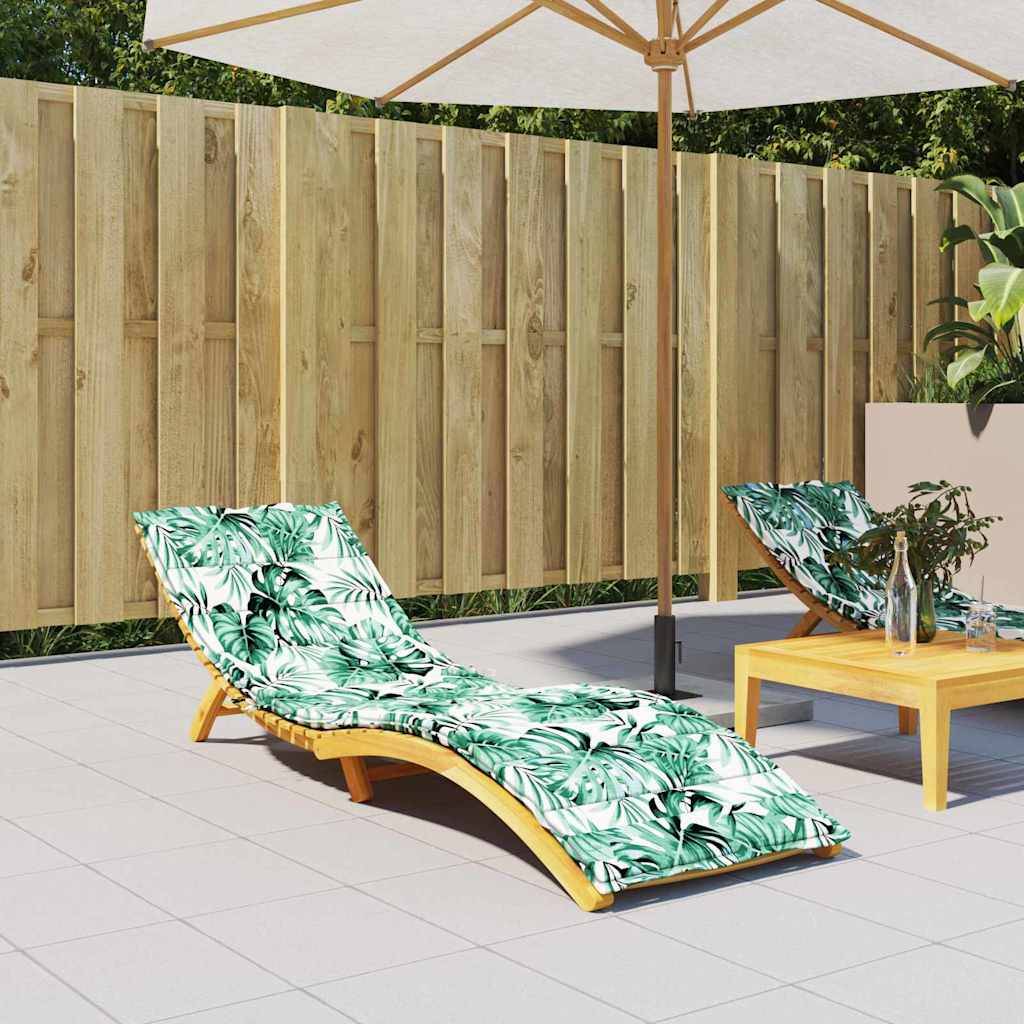 Liegestühle am Pool mit grün gemusterten Blatt-Kissen unter einem weißen Sonnenschirm, vor einem Holzzaun auf einer gefliesten Terrasse.