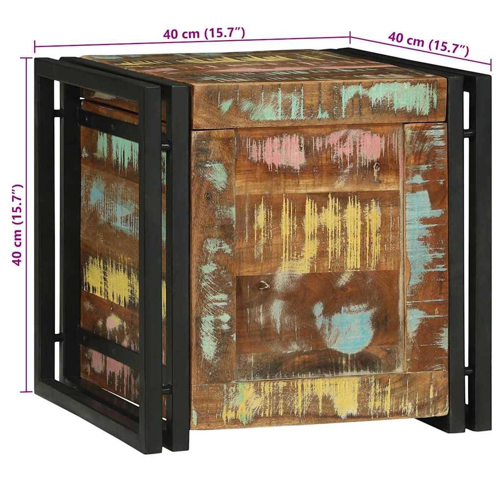 Ein Holzhocker in Würfelform mit farbenfroher, verwitterter Oberfläche und schwarzem Metallgestell. Die Abmessungen betragen 40 cm in Höhe und Breite.