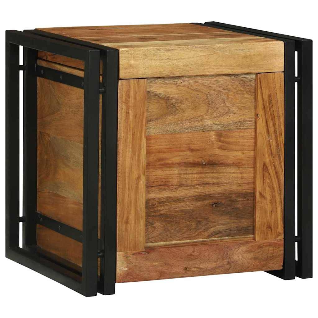 Ein Beistelltisch in Würfelform aus Holz mit natürlicher Oberfläche, der in einen schwarzen Metallrahmen eingesetzt ist.