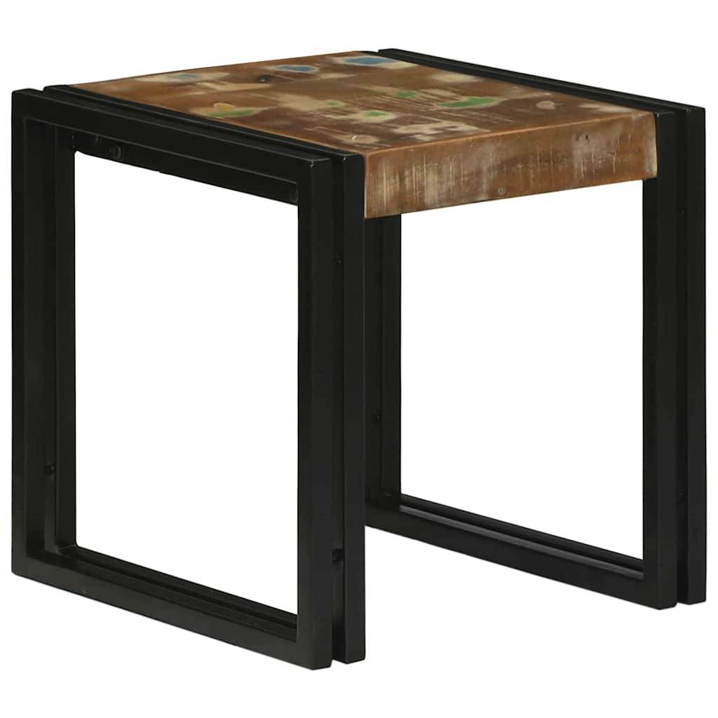 Ein quadratischer Holzhocker mit einer abgenutzten, mehrfarbigen Sitzfläche, gestützt von schwarzen Metallbeinen, die auf jeder Seite rechteckige Rahmen bilden.