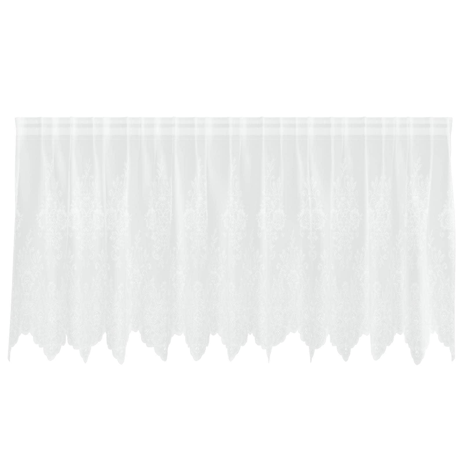 Eine weiße Spitzengardinenstange mit aufwendigen Blumenmuster, oben gefältelt, wird zur Fensterdekoration verwendet.