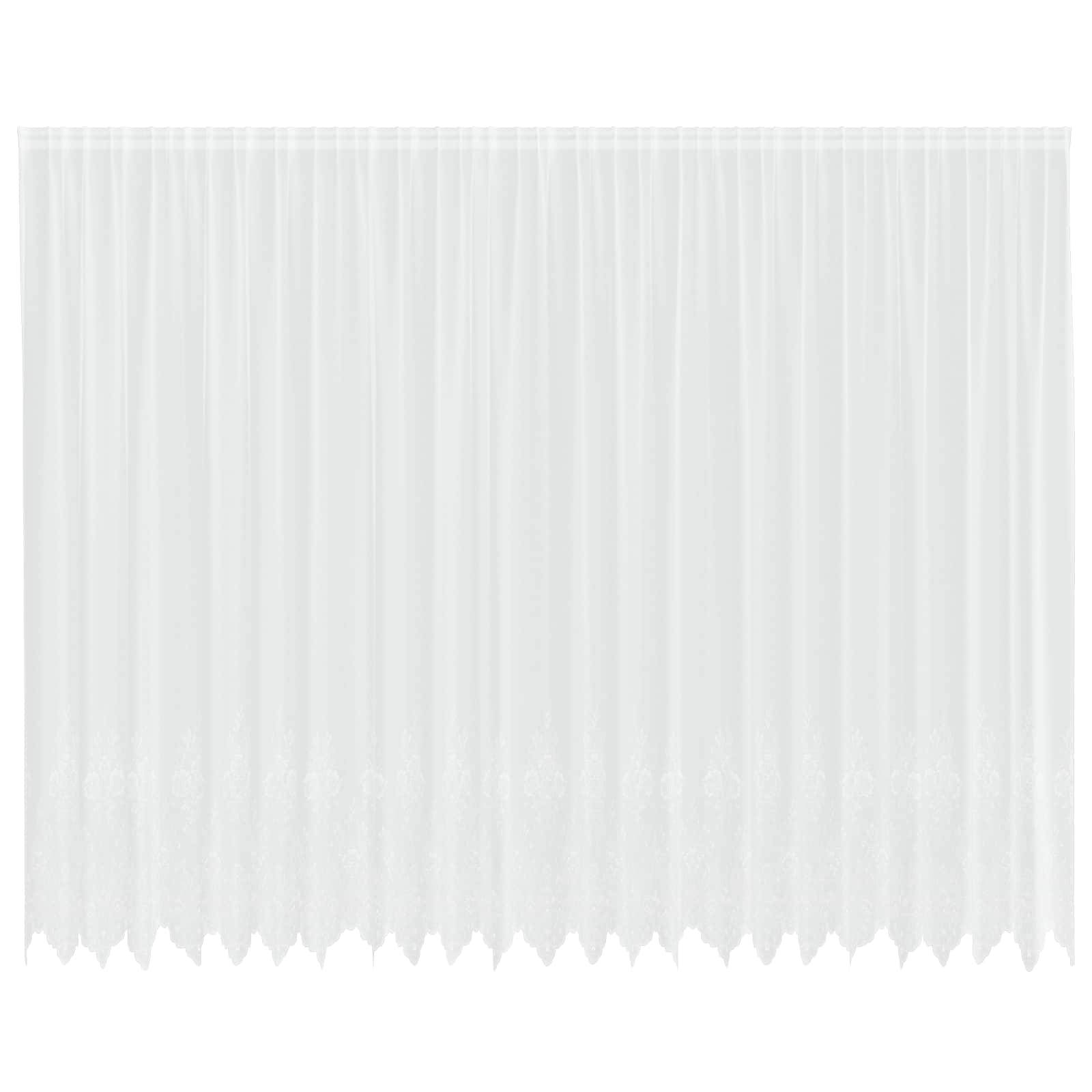 Ein weißer Spitzengardine mit dekorativen Mustern am unteren Rand hängt vor einem einfachen Hintergrund.