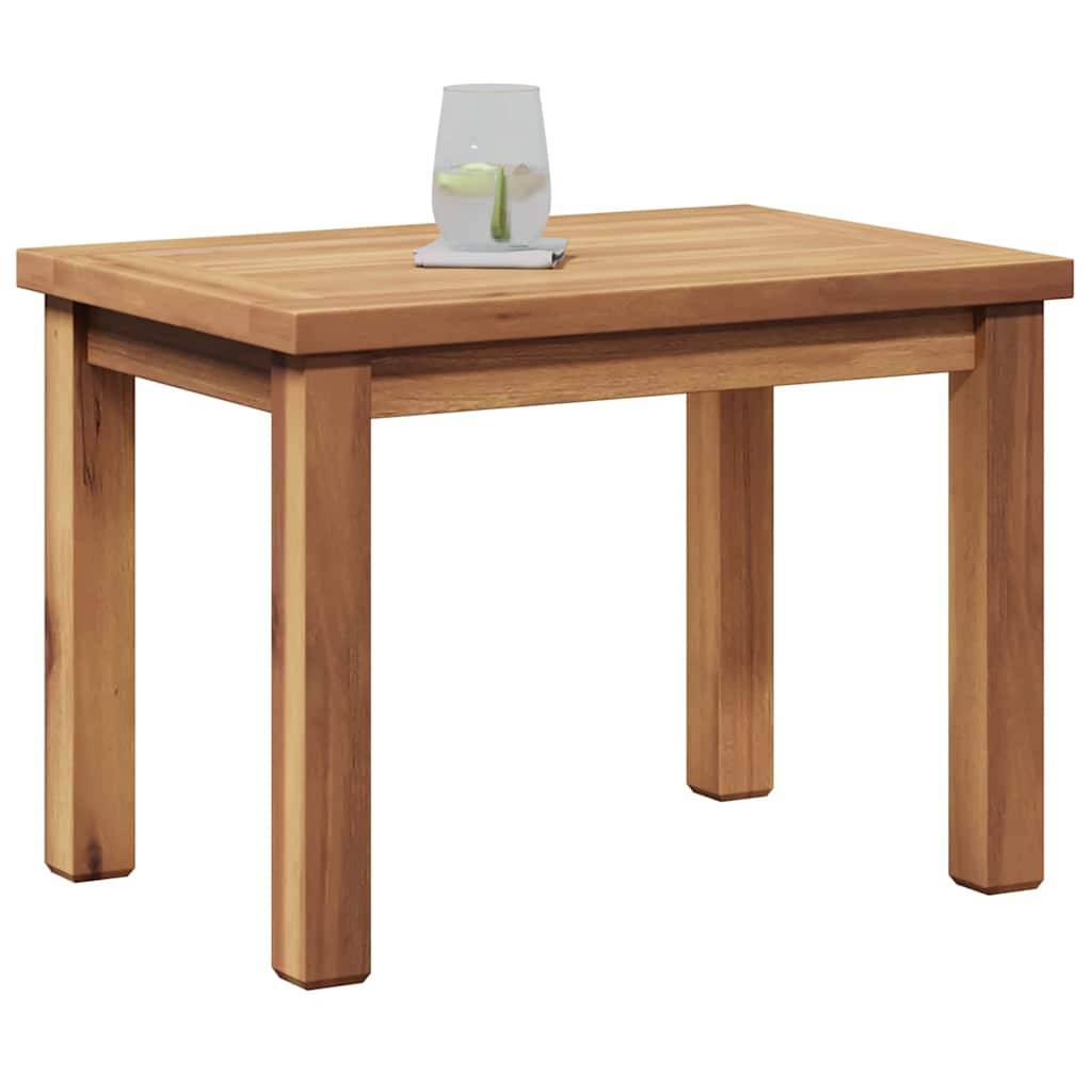 Ein Holztisch mit quadratischer Platte und stabilen Beinen; eine kleine Kerze in einem Glashalter steht oben darauf.