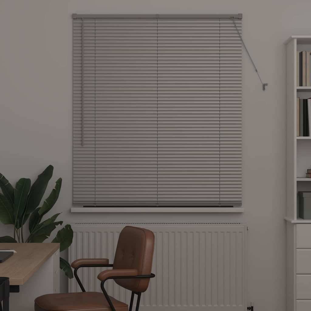 Ein modernes Büro mit einem Schreibtisch, braunem Stuhl, großer Topfpflanze und Bücherregalen. Ein Fenster mit geschlossenen Jalousien ist mittig hinter dem Schreibtisch positioniert.